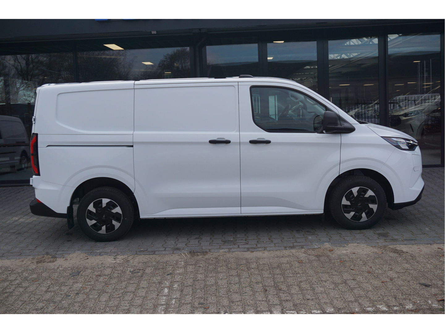 Ford E-Transit Custom 320S 218PK 64KWH Trend AUT BPM VRIJ!! Apple CP / Android A, LED, 2300KG Trekgewicht NR. EC02