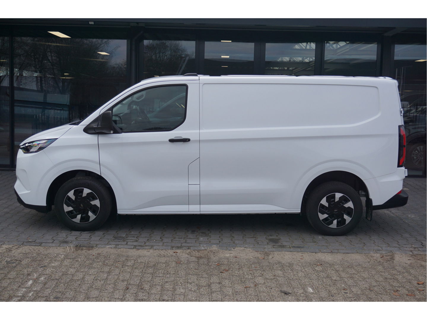 Ford E-Transit Custom 320S 218PK 64KWH Trend AUT BPM VRIJ!! Apple CP / Android A, LED, 2300KG Trekgewicht NR. EC01