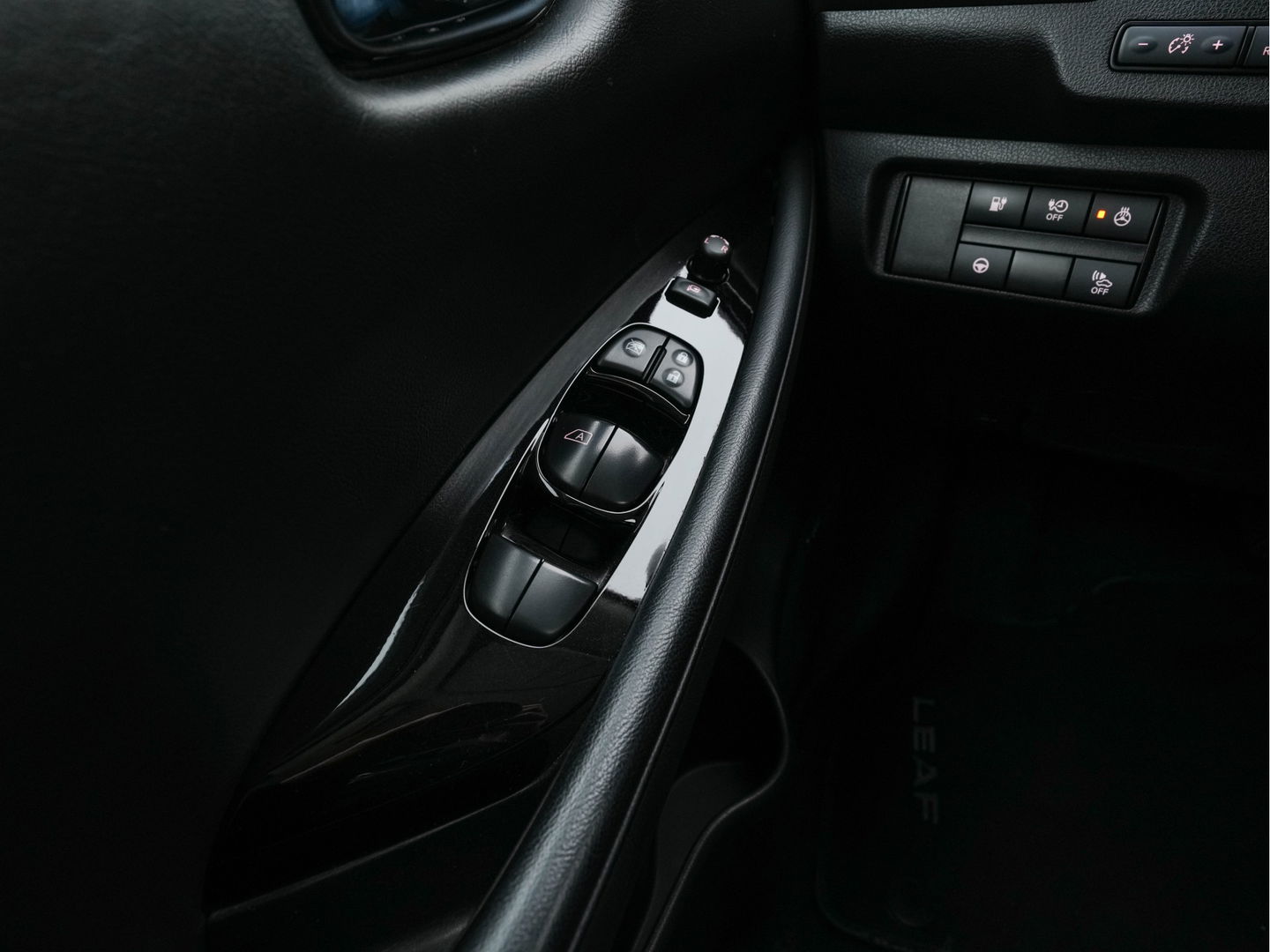 Nissan Leaf Tekna 40 kWh (SOH-83%) (INCL-BTW) *Aut.*LEATHER | FULL-LED | BOSE-AUDIO | TOPVIEW | DAB | KEYLESS | NAVI-FULLMAP | DAB | HEATED-COMFORTSEATS | PRIVACY-GLASS | ADAPTIVE-CRUISE | 17''ALU*