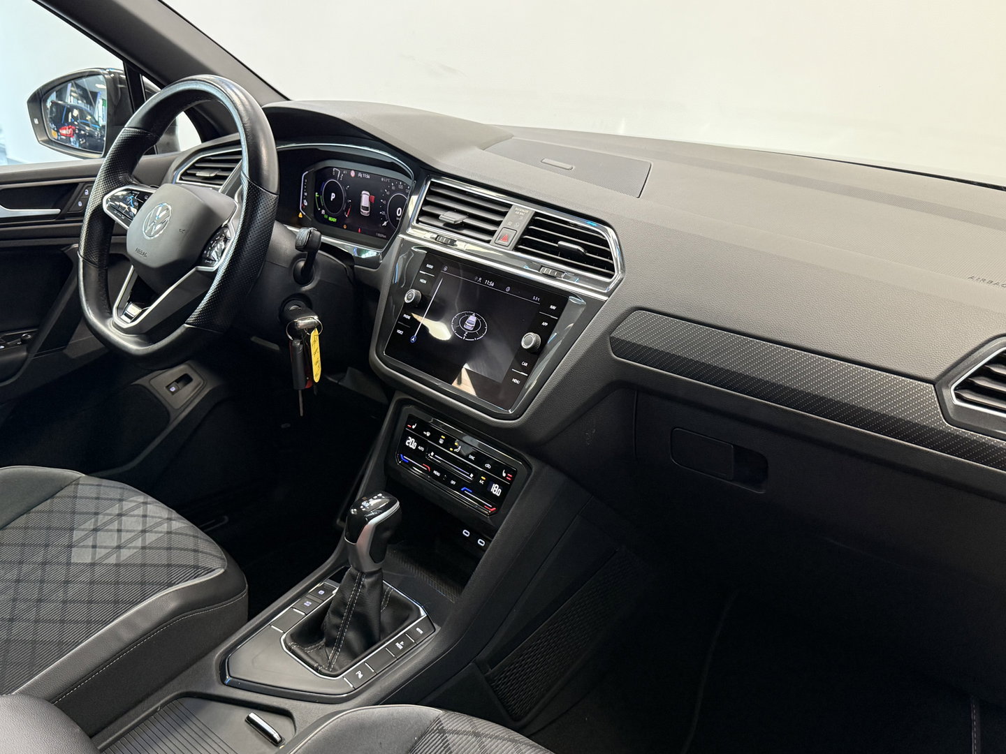 Volkswagen Tiguan 1.4 TSI eHybrid R-Line Business+ Panoramadak PDC NAVI ACC IQ Light 24 Maanden garantie* (Vraag naar de voorwaarden)