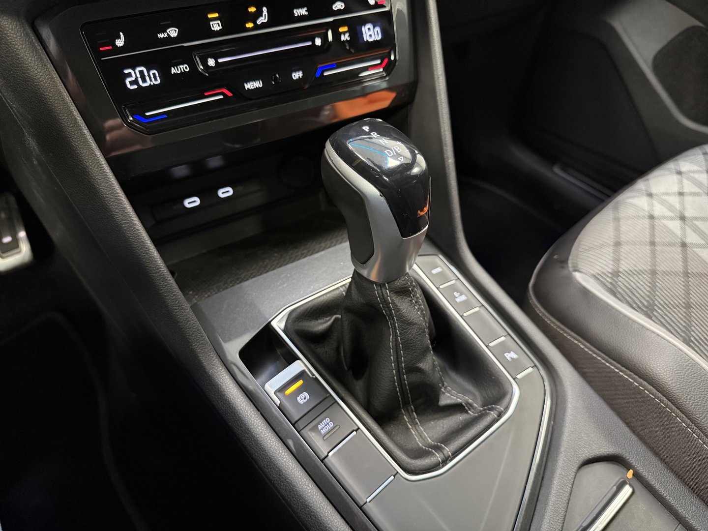 Volkswagen Tiguan 1.4 TSI eHybrid R-Line Business+ Panoramadak PDC NAVI ACC IQ Light 24 Maanden garantie* (Vraag naar de voorwaarden)