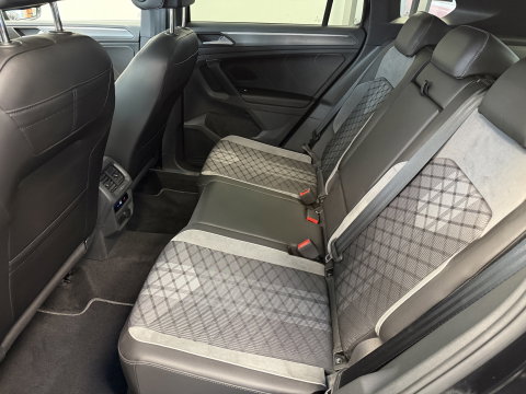 Volkswagen Tiguan 1.4 TSI eHybrid R-Line Business+ Panoramadak PDC NAVI ACC IQ Light 24 Maanden garantie* (Vraag naar de voorwaarden)