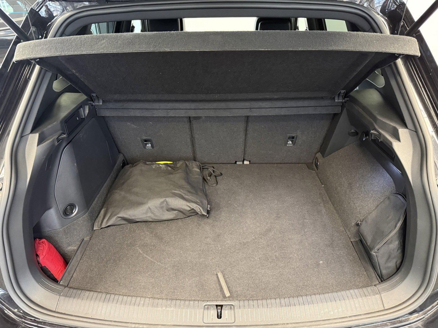 Volkswagen Tiguan 1.4 TSI eHybrid R-Line Business+ Panoramadak PDC NAVI ACC IQ Light 24 Maanden garantie* (Vraag naar de voorwaarden)
