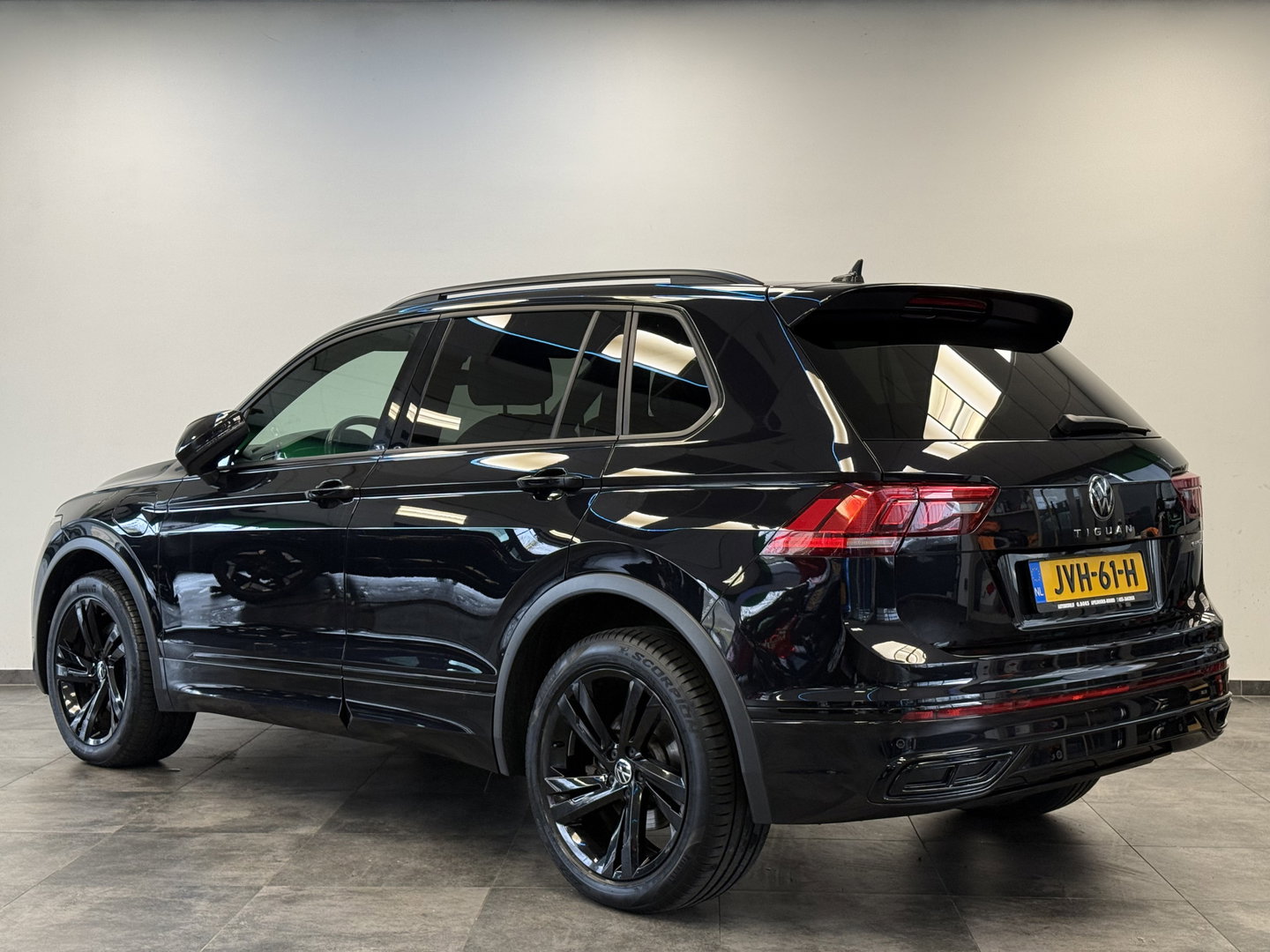 Volkswagen Tiguan 1.4 TSI eHybrid R-Line Business+ Panoramadak PDC NAVI ACC IQ Light 24 Maanden garantie* (Vraag naar de voorwaarden)