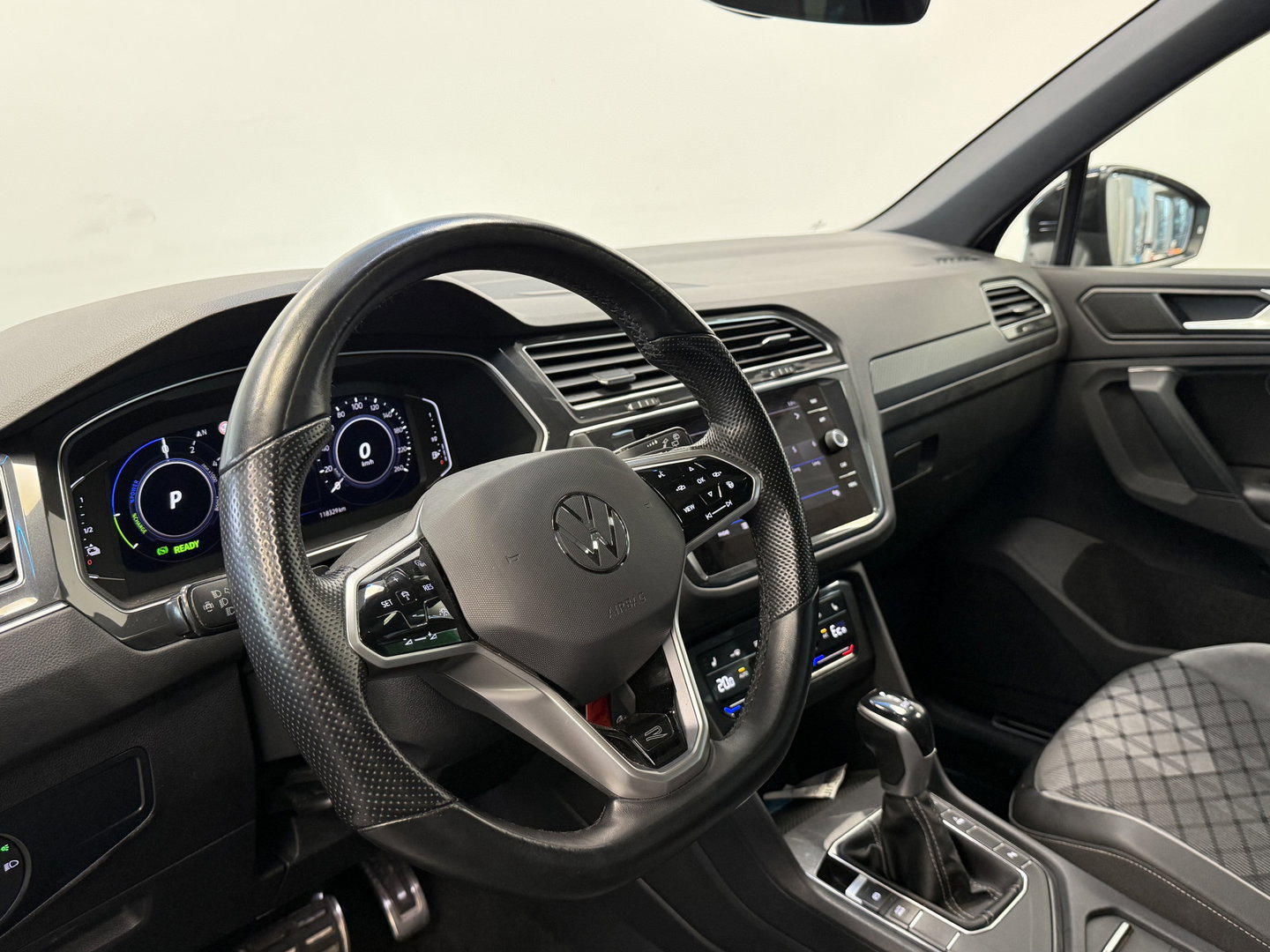 Volkswagen Tiguan 1.4 TSI eHybrid R-Line Business+ Panoramadak PDC NAVI ACC IQ Light 24 Maanden garantie* (Vraag naar de voorwaarden)