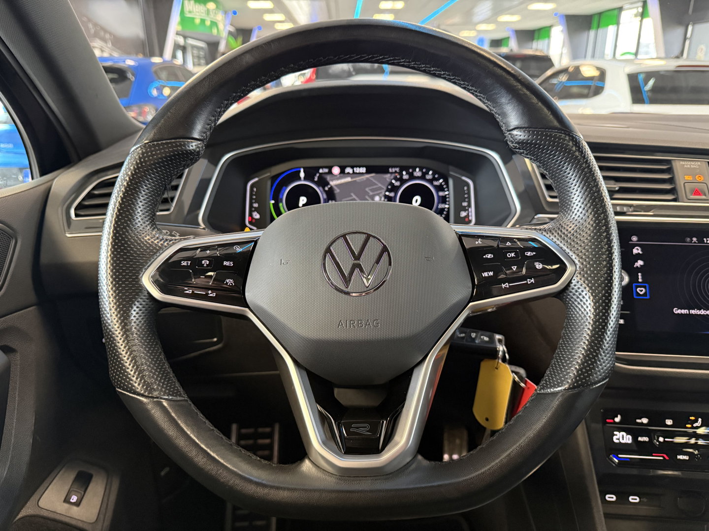Volkswagen Tiguan 1.4 TSI eHybrid R-Line Business+ Panoramadak PDC NAVI ACC IQ Light 24 Maanden garantie* (Vraag naar de voorwaarden)