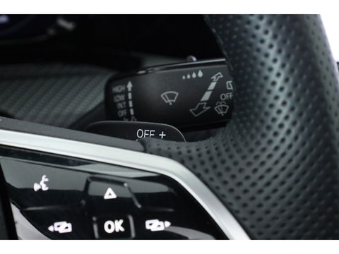Volkswagen Golf 1.5 eTSI R-Line DSG | Pano | Harman Kardon | Stoel- Stuurverw. | Apple CarPlay | IQ. Light | Adapt. Cruise