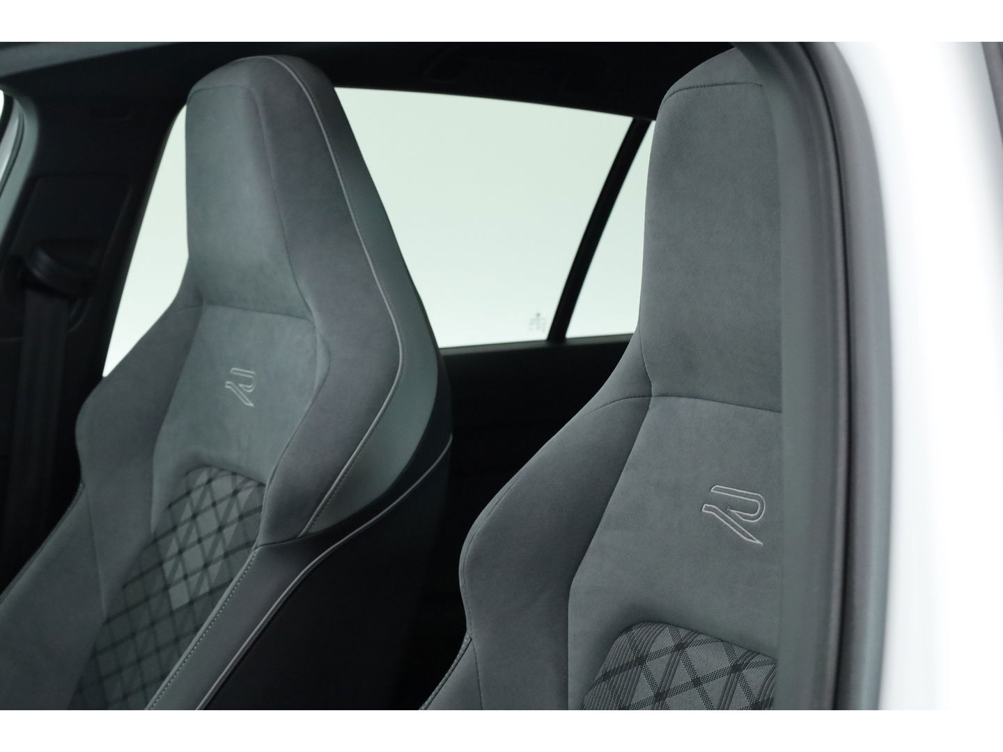 Volkswagen Golf 1.5 eTSI R-Line DSG | Pano | Harman Kardon | Stoel- Stuurverw. | Apple CarPlay | IQ. Light | Adapt. Cruise