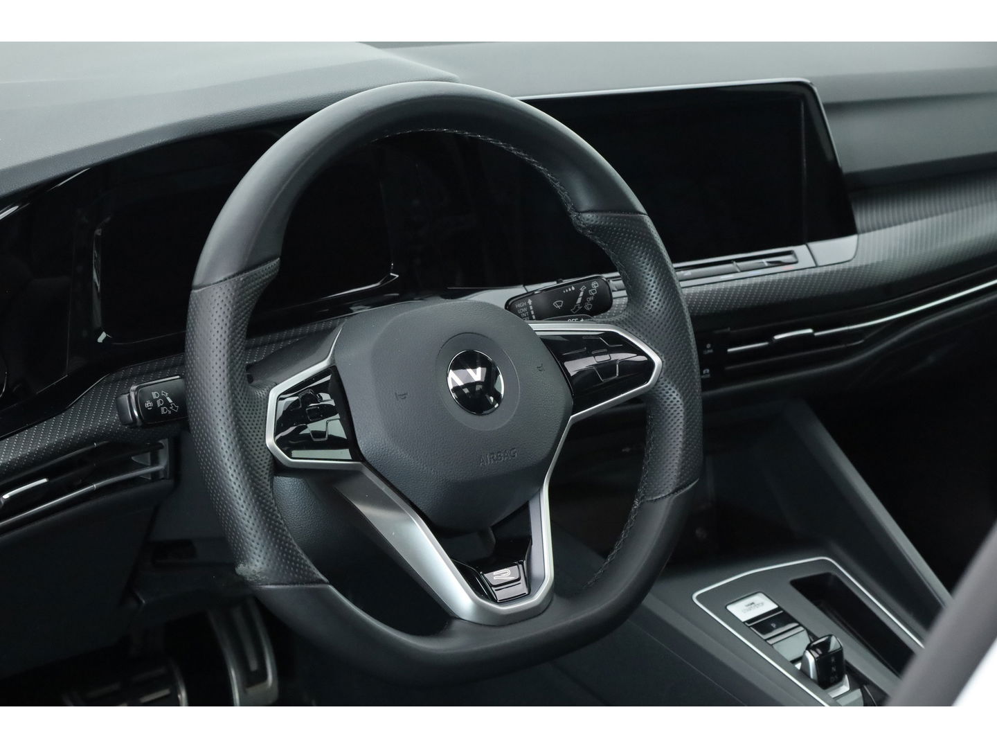 Volkswagen Golf 1.5 eTSI R-Line DSG | Pano | Harman Kardon | Stoel- Stuurverw. | Apple CarPlay | IQ. Light | Adapt. Cruise