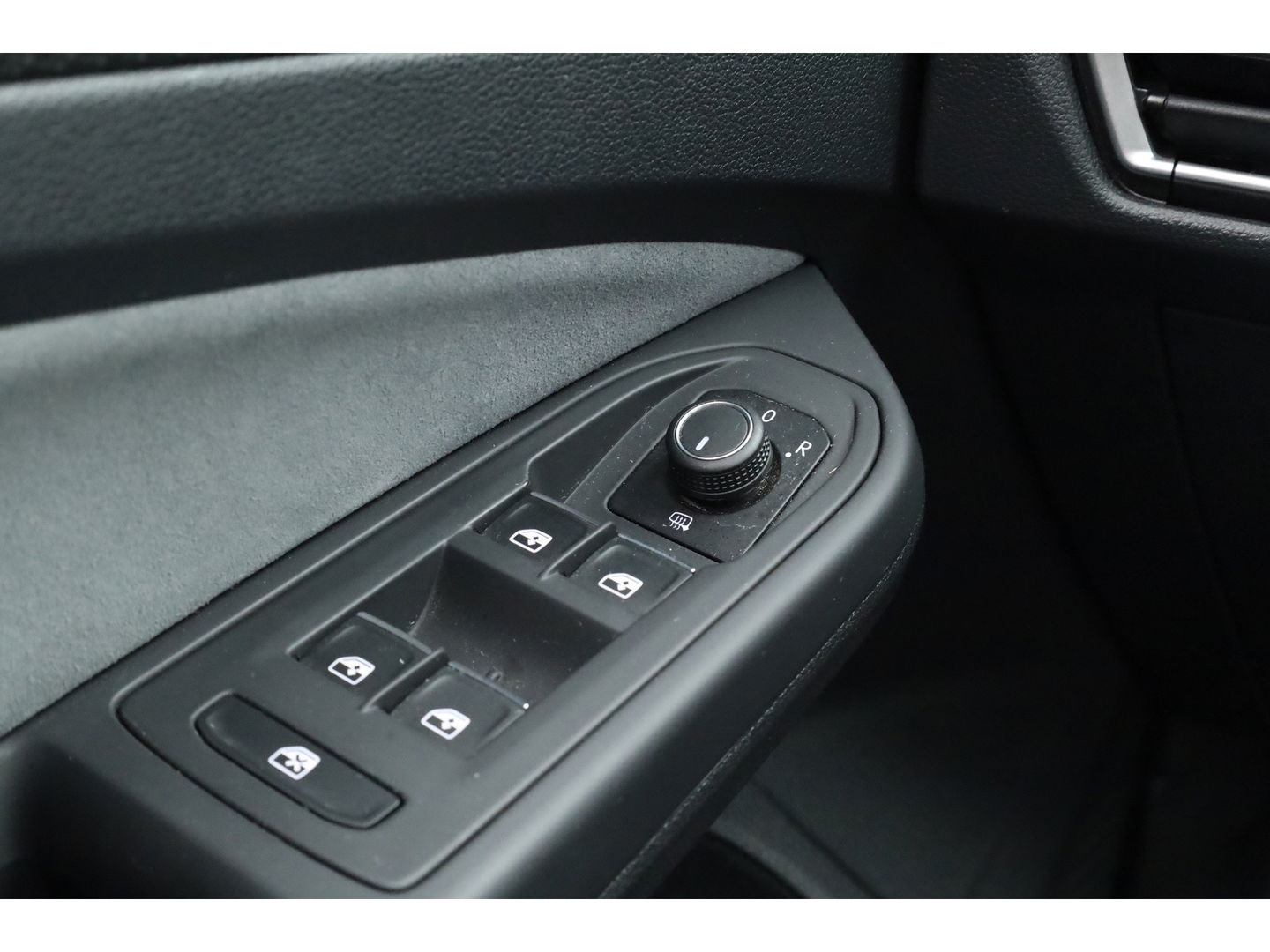 Volkswagen Golf 1.5 eTSI R-Line DSG | Pano | Harman Kardon | Stoel- Stuurverw. | Apple CarPlay | IQ. Light | Adapt. Cruise