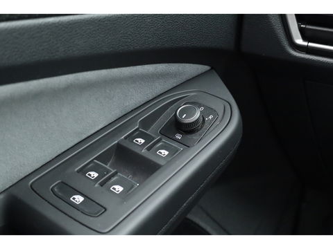 Volkswagen Golf 1.5 eTSI R-Line DSG | Pano | Harman Kardon | Stoel- Stuurverw. | Apple CarPlay | IQ. Light | Adapt. Cruise