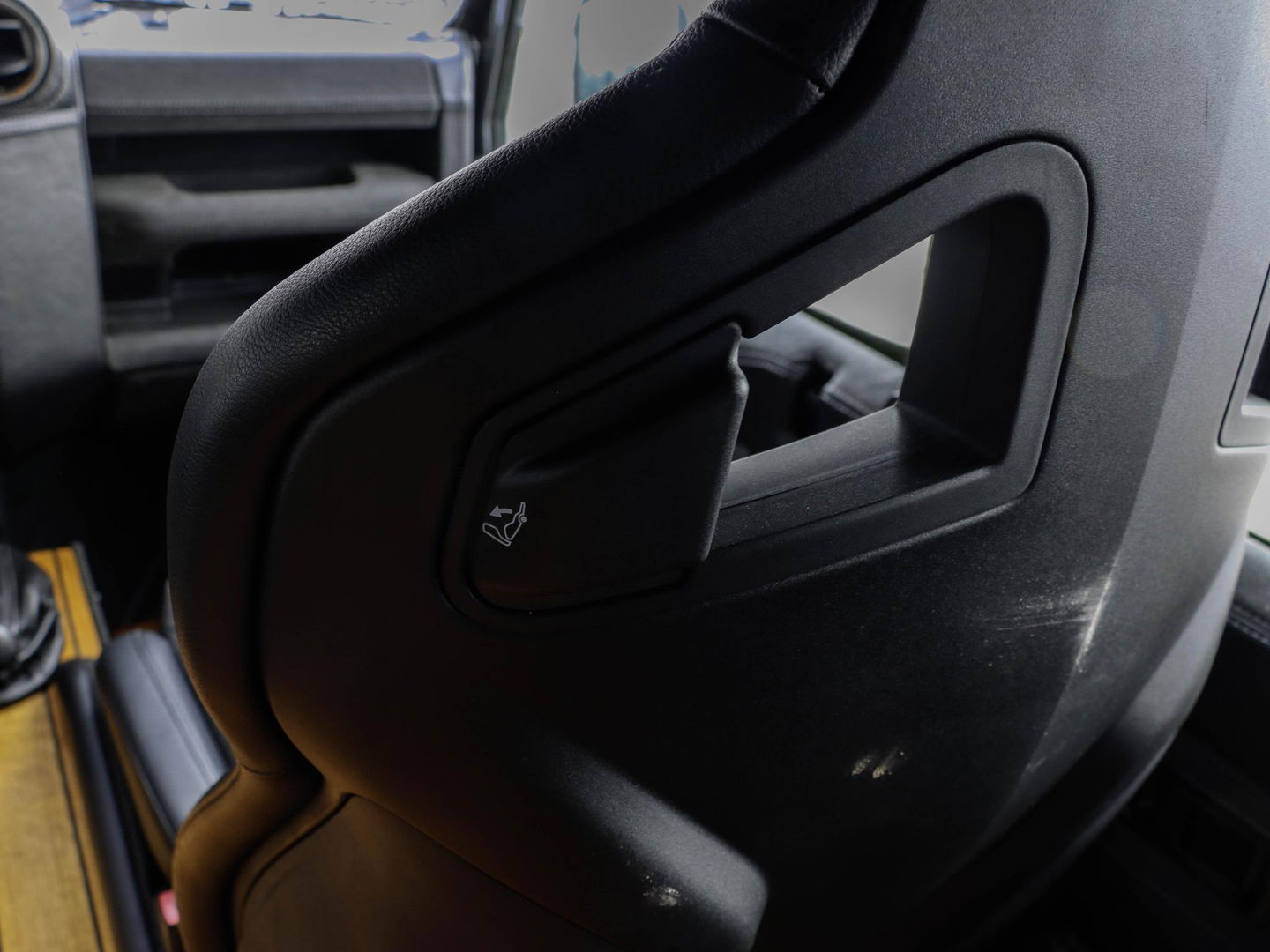 Land Rover Defender 2.2 D HT 110" E | Euro 5 | Recaro | 42.093km!