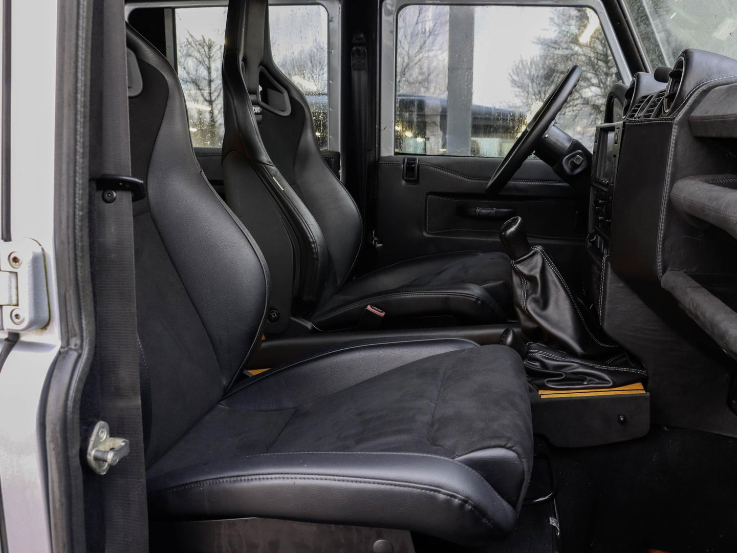 Land Rover Defender 2.2 D HT 110" E | Euro 5 | Recaro | 42.093km!