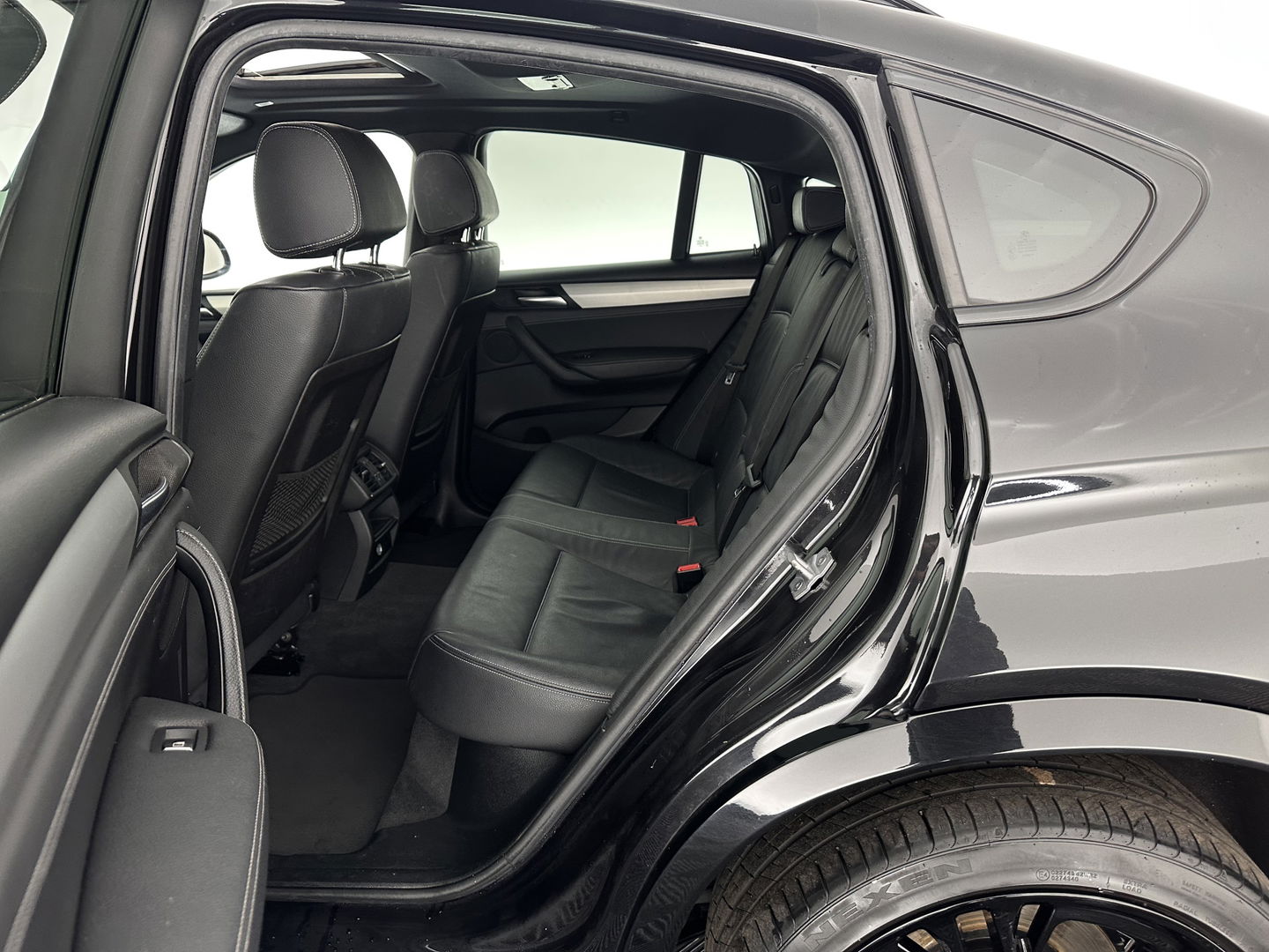 BMW X4 xDrive20d M-Sportpack High Executive Black-Edition Aut. *PANO | LEATHER | BI-XENON | ADAPTIVE-CRUISE | KEYLESS | HEATED-SPORTSEATS | NAVI-FULLMAP | CAMERA | ECC | HEAD-UP | PDC | SHIFTPADDLES | TOWBAR | PRIVACYGLASS | 20''ALU *