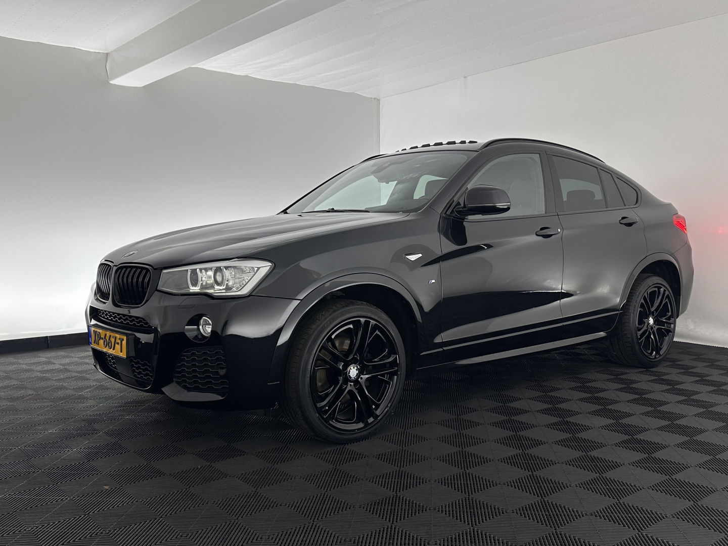 BMW X4 xDrive20d M-Sportpack High Executive Black-Edition Aut. *PANO | LEATHER | BI-XENON | ADAPTIVE-CRUISE | KEYLESS | HEATED-SPORTSEATS | NAVI-FULLMAP | CAMERA | ECC | HEAD-UP | PDC | SHIFTPADDLES | TOWBAR | PRIVACYGLASS | 20''ALU *