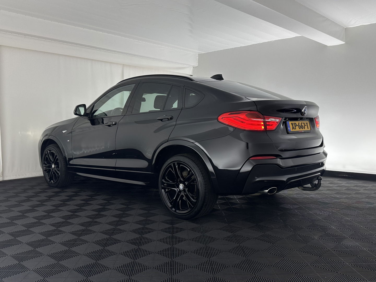 BMW X4 xDrive20d M-Sportpack High Executive Black-Edition Aut. *PANO | LEATHER | BI-XENON | ADAPTIVE-CRUISE | KEYLESS | HEATED-SPORTSEATS | NAVI-FULLMAP | CAMERA | ECC | HEAD-UP | PDC | SHIFTPADDLES | TOWBAR | PRIVACYGLASS | 20''ALU *