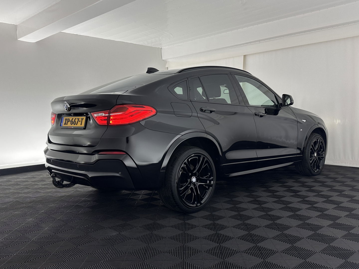 BMW X4 xDrive20d M-Sportpack High Executive Black-Edition Aut. *PANO | LEATHER | BI-XENON | ADAPTIVE-CRUISE | KEYLESS | HEATED-SPORTSEATS | NAVI-FULLMAP | CAMERA | ECC | HEAD-UP | PDC | SHIFTPADDLES | TOWBAR | PRIVACYGLASS | 20''ALU *
