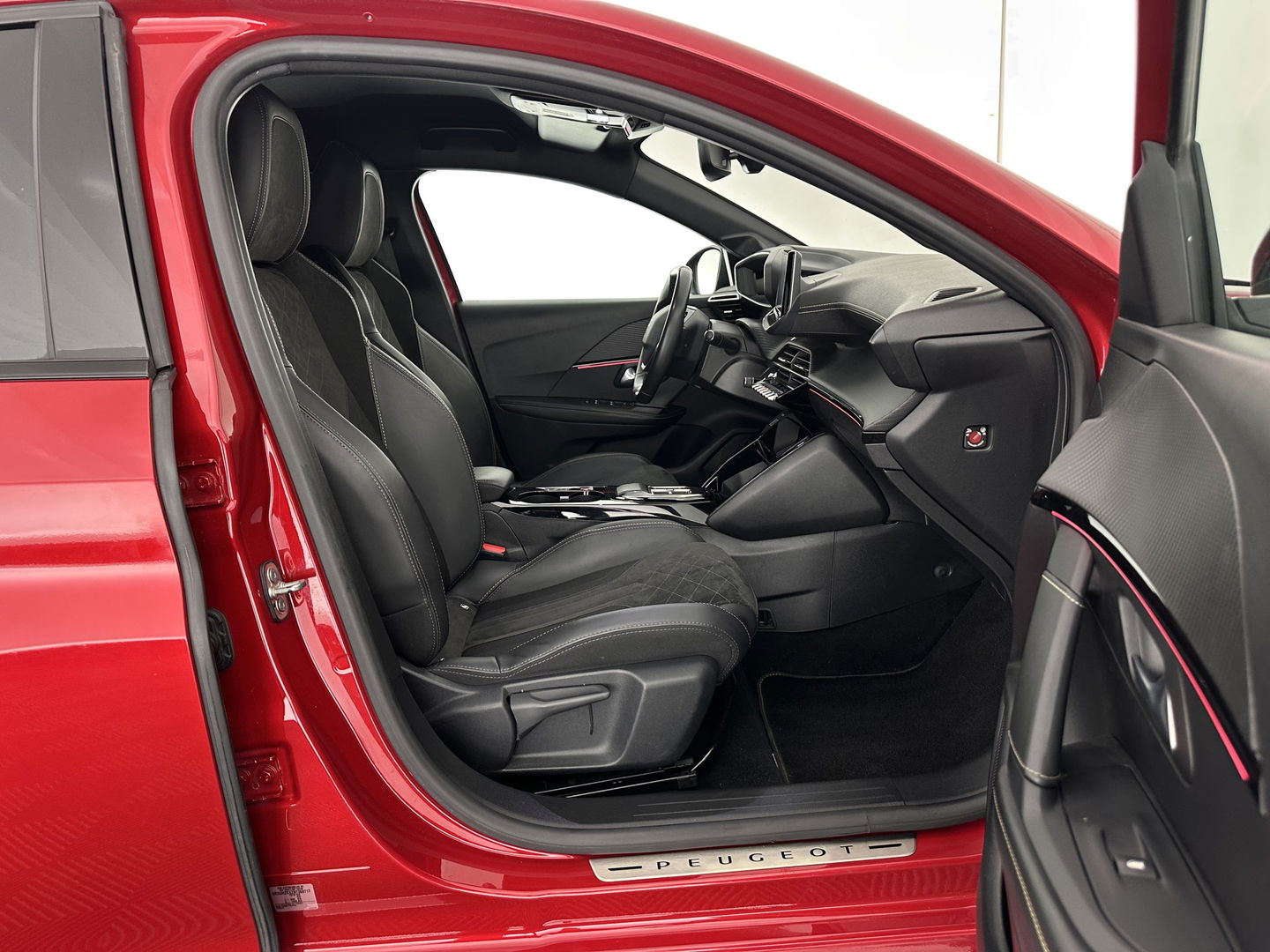 Peugeot e-208 EV GT Pack 50 kWh [ 3-Fase-11kW ] {SOH-88%] (INCL-BTW) *HEATPUMP | FULL-LED | DIGI-COCKPIT | BLINDSPOT | CAMERA | LEATHER-ALCANTARA | AMBIENTLIGHT | NAVI-FULLMAP | LANE-ASSIST | KEYLESS | DAB | CCS-FASTLOADER | HEATED-SPORTSEATS | PRIV