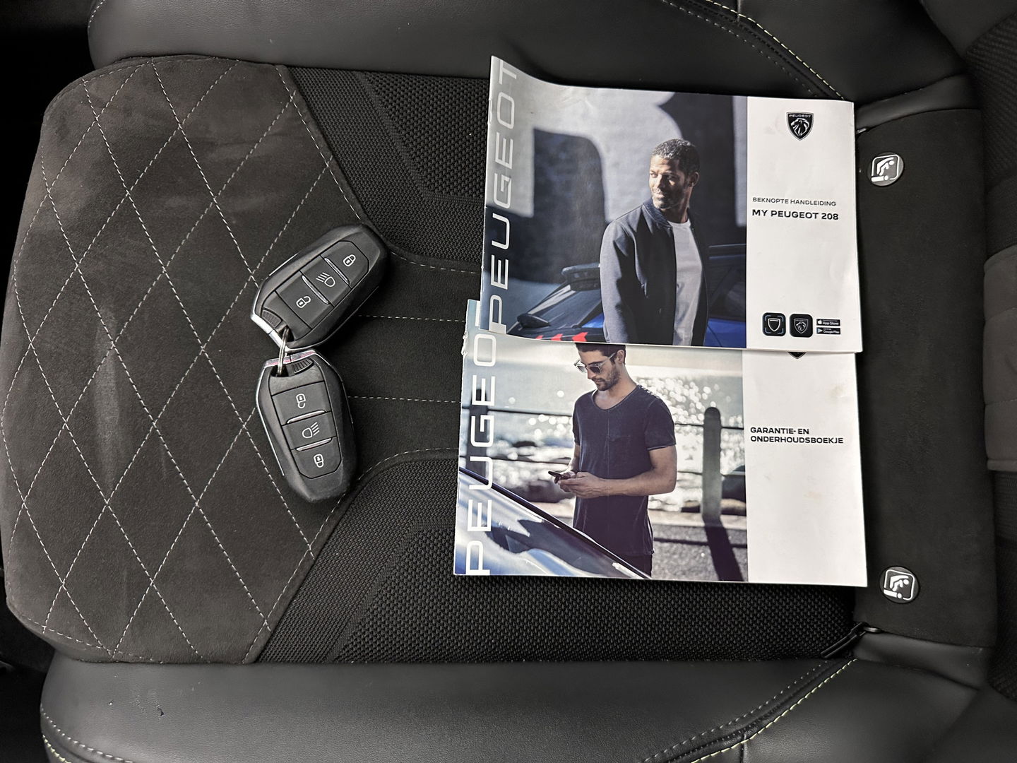 Peugeot e-208 EV GT Pack 50 kWh [ 3-Fase-11kW ] {SOH-88%] (INCL-BTW) *HEATPUMP | FULL-LED | DIGI-COCKPIT | BLINDSPOT | CAMERA | LEATHER-ALCANTARA | AMBIENTLIGHT | NAVI-FULLMAP | LANE-ASSIST | KEYLESS | DAB | CCS-FASTLOADER | HEATED-SPORTSEATS | PRIV