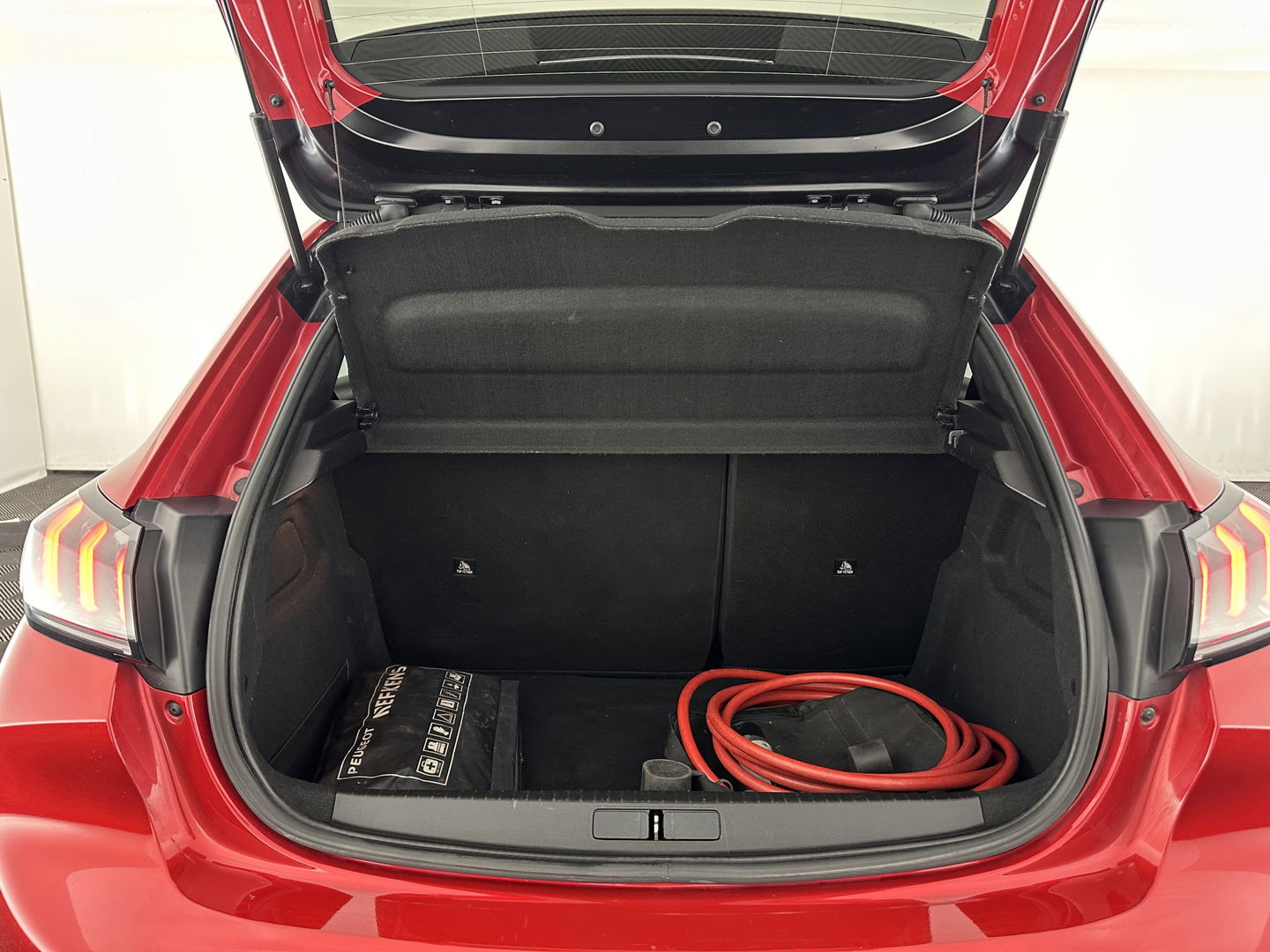 Peugeot e-208 EV GT Pack 50 kWh [ 3-Fase-11kW ] {SOH-88%] (INCL-BTW) *HEATPUMP | FULL-LED | DIGI-COCKPIT | BLINDSPOT | CAMERA | LEATHER-ALCANTARA | AMBIENTLIGHT | NAVI-FULLMAP | LANE-ASSIST | KEYLESS | DAB | CCS-FASTLOADER | HEATED-SPORTSEATS | PRIV