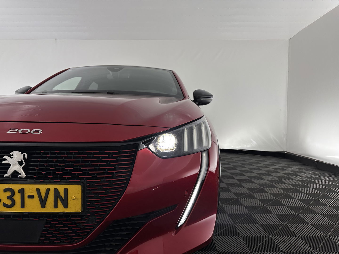 Peugeot e-208 EV GT Pack 50 kWh [ 3-Fase-11kW ] {SOH-88%] (INCL-BTW) *HEATPUMP | FULL-LED | DIGI-COCKPIT | BLINDSPOT | CAMERA | LEATHER-ALCANTARA | AMBIENTLIGHT | NAVI-FULLMAP | LANE-ASSIST | KEYLESS | DAB | CCS-FASTLOADER | HEATED-SPORTSEATS | PRIV