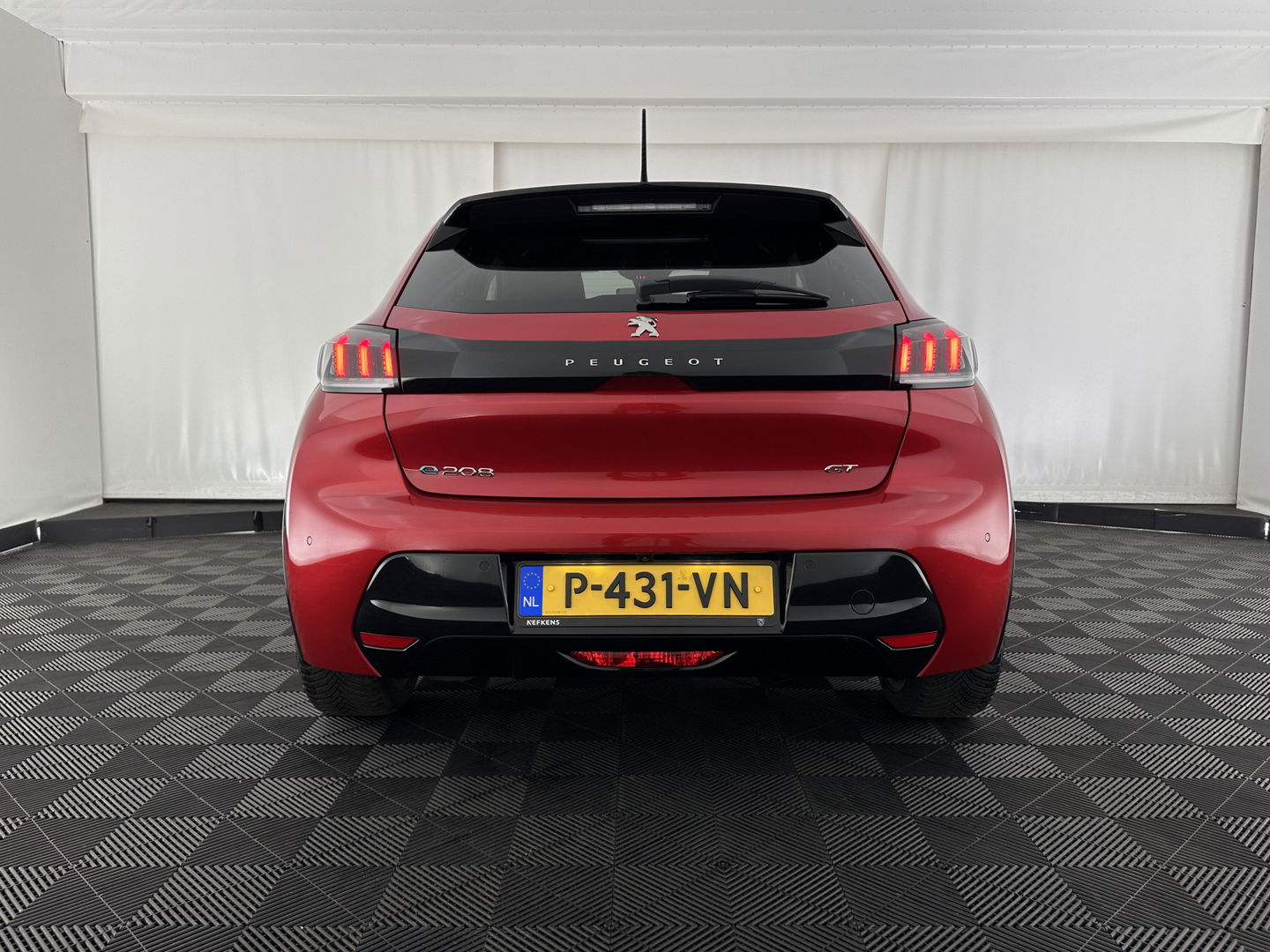 Peugeot e-208 EV GT Pack 50 kWh [ 3-Fase-11kW ] {SOH-88%] (INCL-BTW) *HEATPUMP | FULL-LED | DIGI-COCKPIT | BLINDSPOT | CAMERA | LEATHER-ALCANTARA | AMBIENTLIGHT | NAVI-FULLMAP | LANE-ASSIST | KEYLESS | DAB | CCS-FASTLOADER | HEATED-SPORTSEATS | PRIV