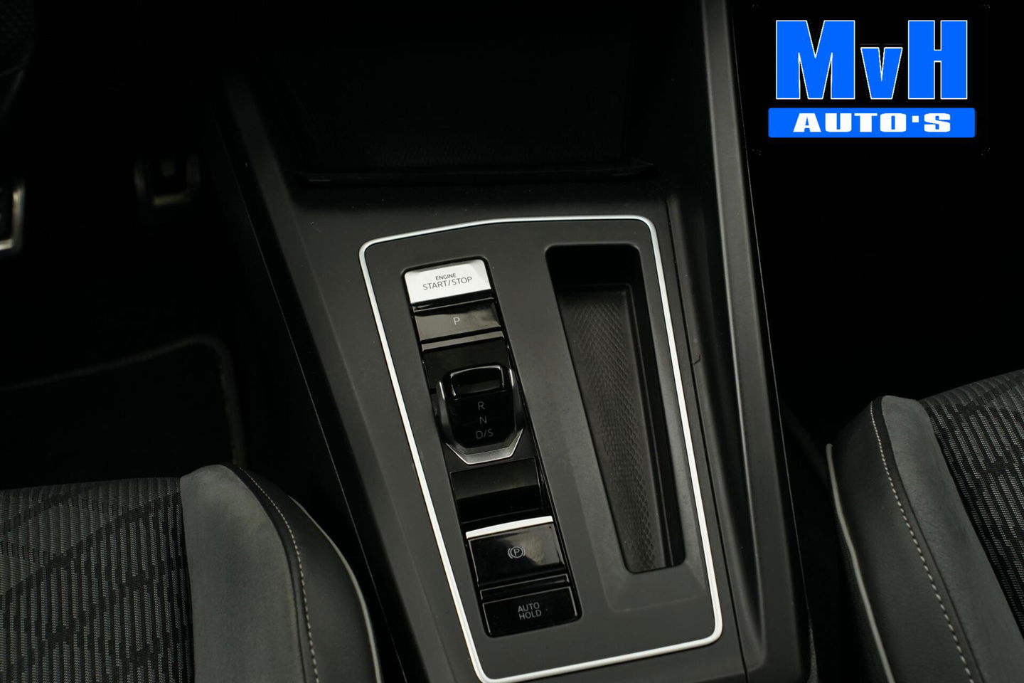 Volkswagen Golf 1.5 eTSI R-Line|PANO|IQ-LIGHT|SPORTSTOEL|LUXE!