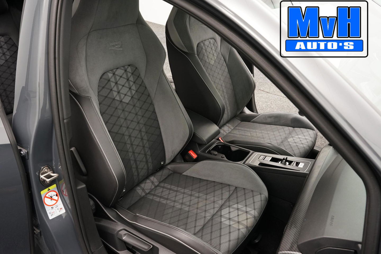 Volkswagen Golf 1.5 eTSI R-Line|PANO|IQ-LIGHT|SPORTSTOEL|LUXE!