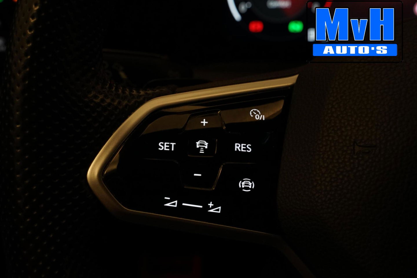 Volkswagen Golf 1.5 eTSI R-Line|PANO|IQ-LIGHT|SPORTSTOEL|LUXE!