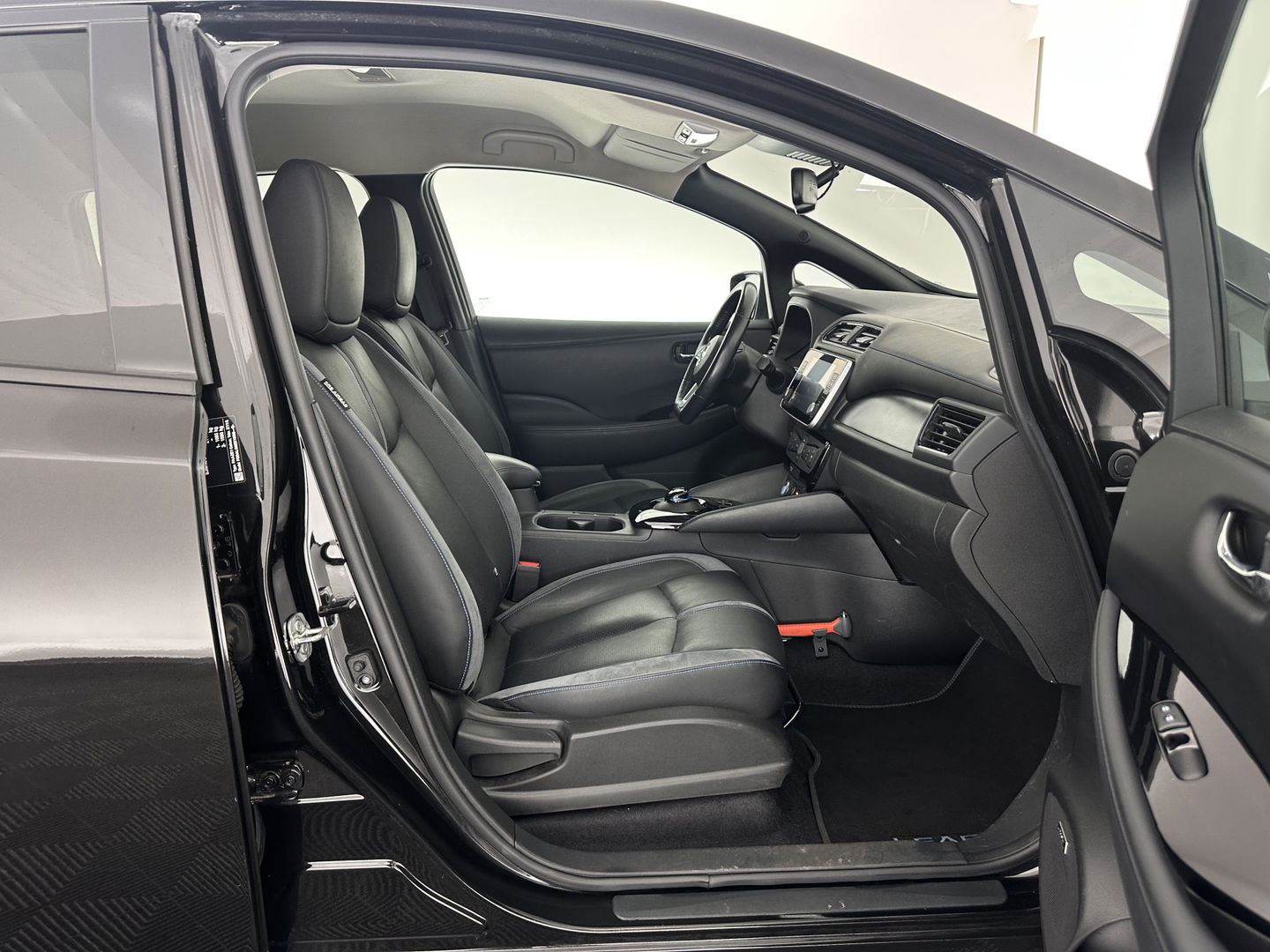 Nissan Leaf 3.Zero Limited Edition 62 kWh {SOH-92%} (INCL-BTW) Aut. *HEATPUMP | LEATHER | ADAPTIVE-CRUISE | FULL-LED | DIGI-COCKPIT | TOPVIEW | BOSE-AUDIO | KEYLESS | DAB+ | BLINDSPOT | ECC | PDC | HEATED-COMFORTSEATS | 17"ALU*