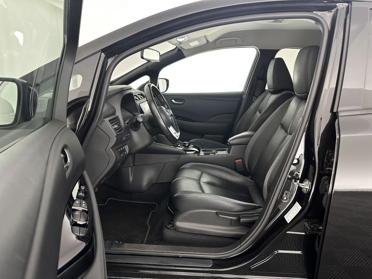 Nissan Leaf 3.Zero Limited Edition 62 kWh {SOH-92%} (INCL-BTW) Aut. *HEATPUMP | LEATHER | ADAPTIVE-CRUISE | FULL-LED | DIGI-COCKPIT | TOPVIEW | BOSE-AUDIO | KEYLESS | DAB+ | BLINDSPOT | ECC | PDC | HEATED-COMFORTSEATS | 17"ALU*