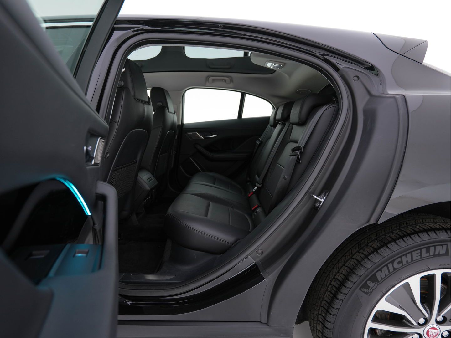 Jaguar I-PACE EV400 Business Edition S 90 kWh {SOH-89%} (INCL-BTW) *HEATPUMP | PANO | LEATHER | MERIDIAN-AUDIO | FULL-LED | HEATED/COOLED-COMFORTSEATS | DAB+ | CAMERA | DIGI-COCKPIT | NAVI-FULLMAP | ECC | KEYLESS | PDC | CCS-FASTLOADER | CRUISE |