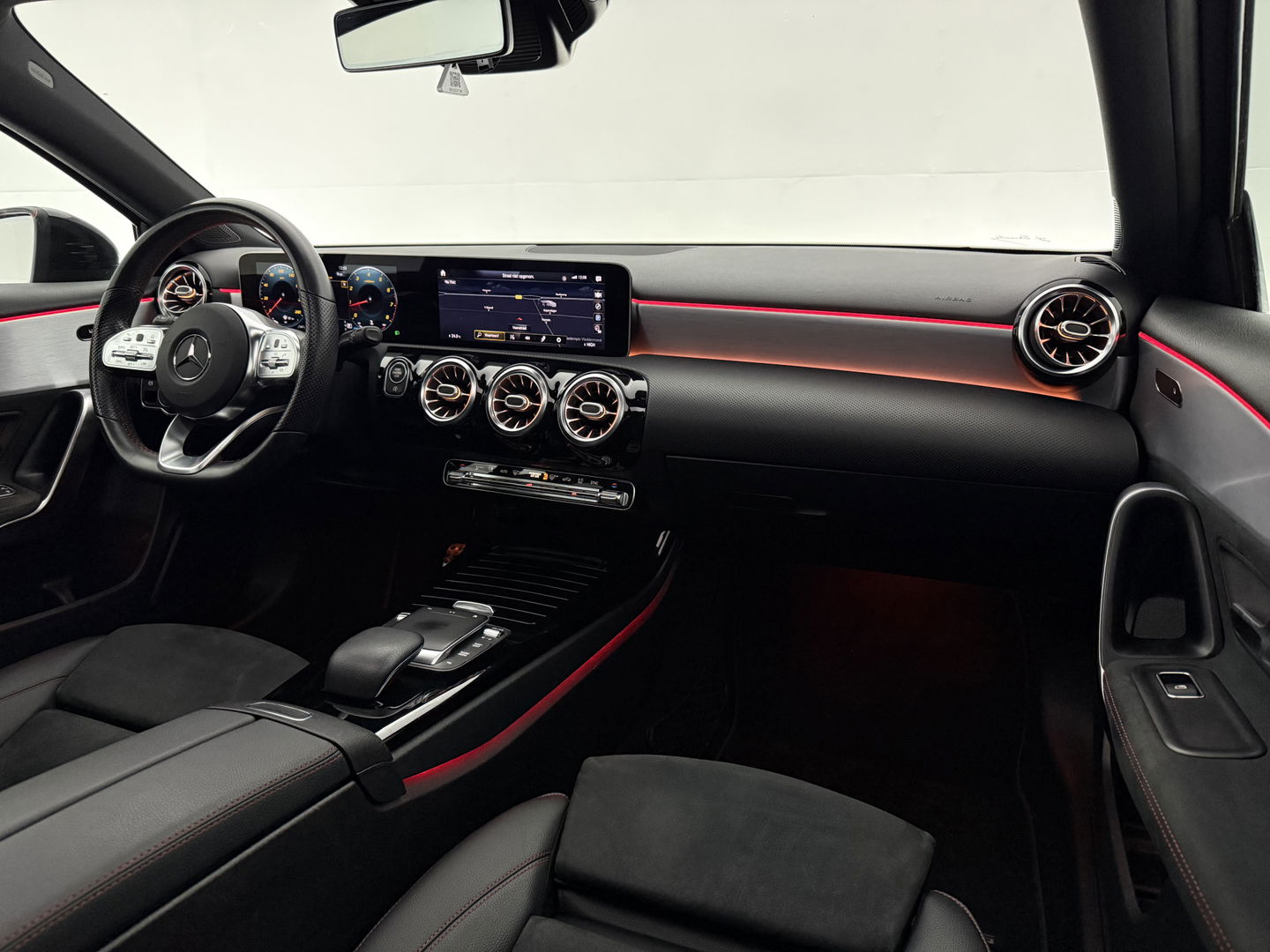 Mercedes-Benz A-Klasse 180 AMG | Pano | Sfeer | Virtual | Camera | Carplay | Cruise | Navi | NAP