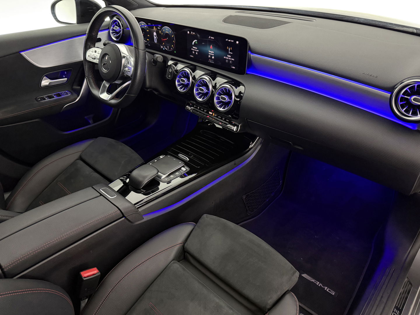 Mercedes-Benz A-Klasse 180 AMG | Pano | Sfeer | Virtual | Camera | Carplay | Cruise | Navi | NAP