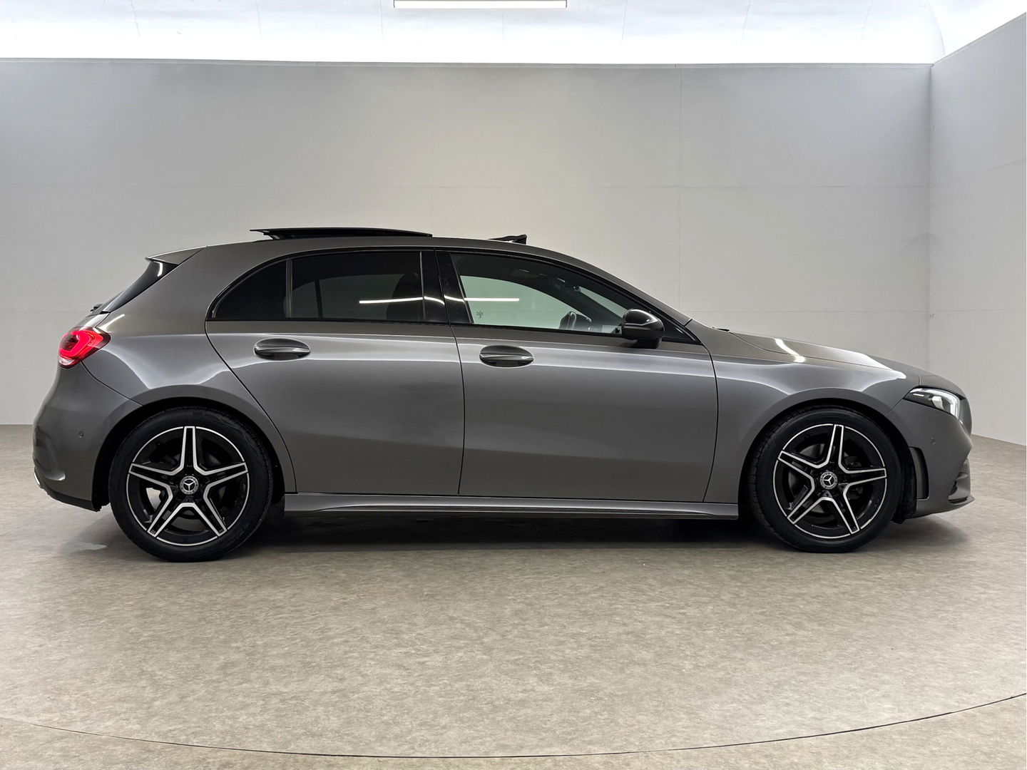 Mercedes-Benz A-Klasse 180 AMG | Pano | Sfeer | Virtual | Camera | Carplay | Cruise | Navi | NAP