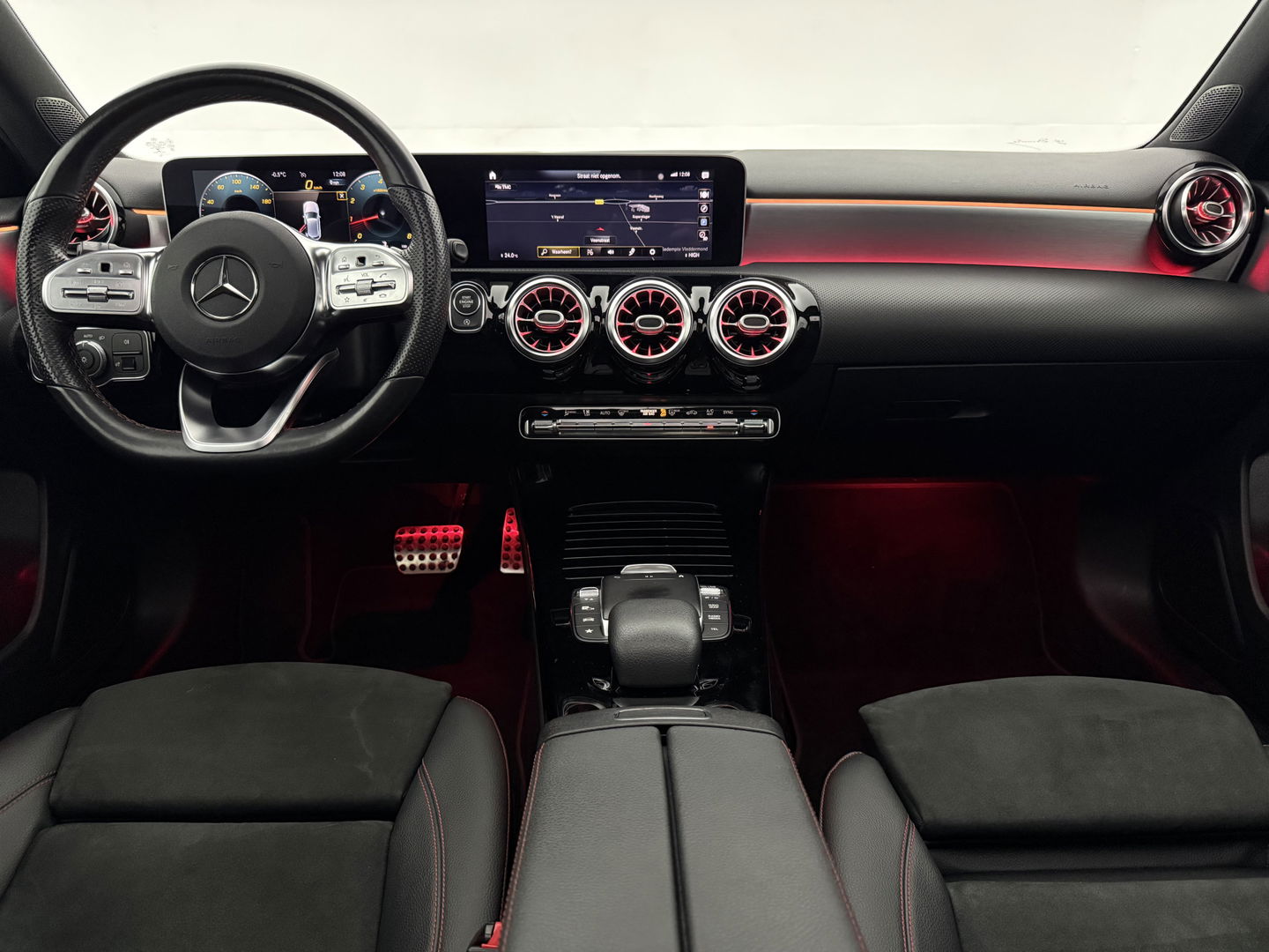 Mercedes-Benz A-Klasse 180 AMG | Pano | Sfeer | Virtual | Camera | Carplay | Cruise | Navi | NAP