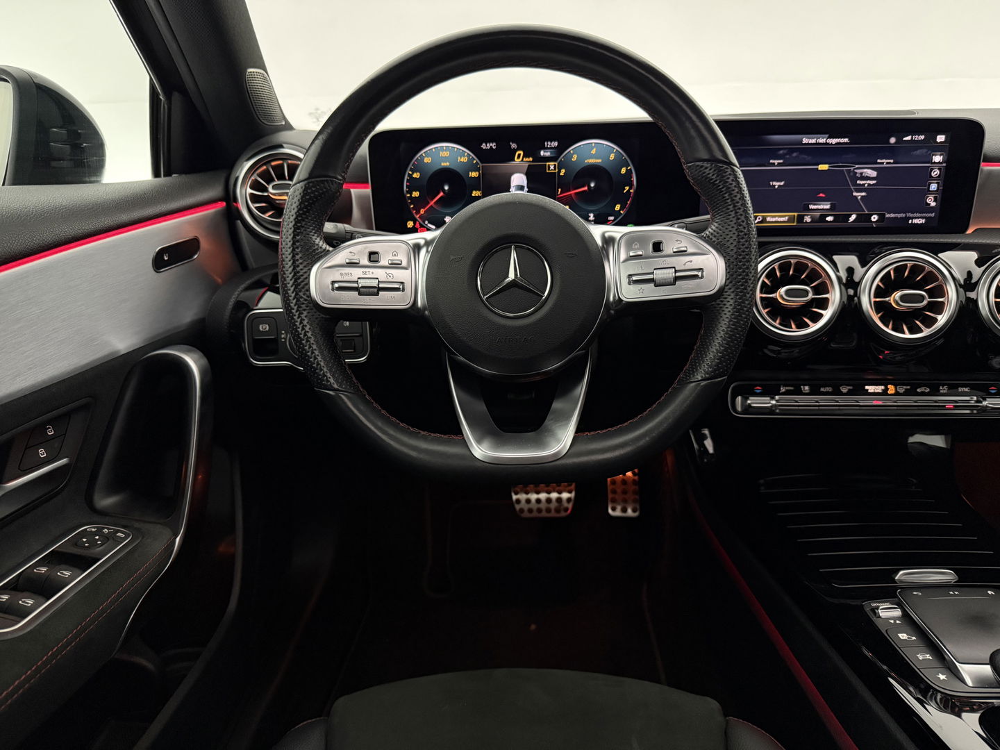 Mercedes-Benz A-Klasse 180 AMG | Pano | Sfeer | Virtual | Camera | Carplay | Cruise | Navi | NAP