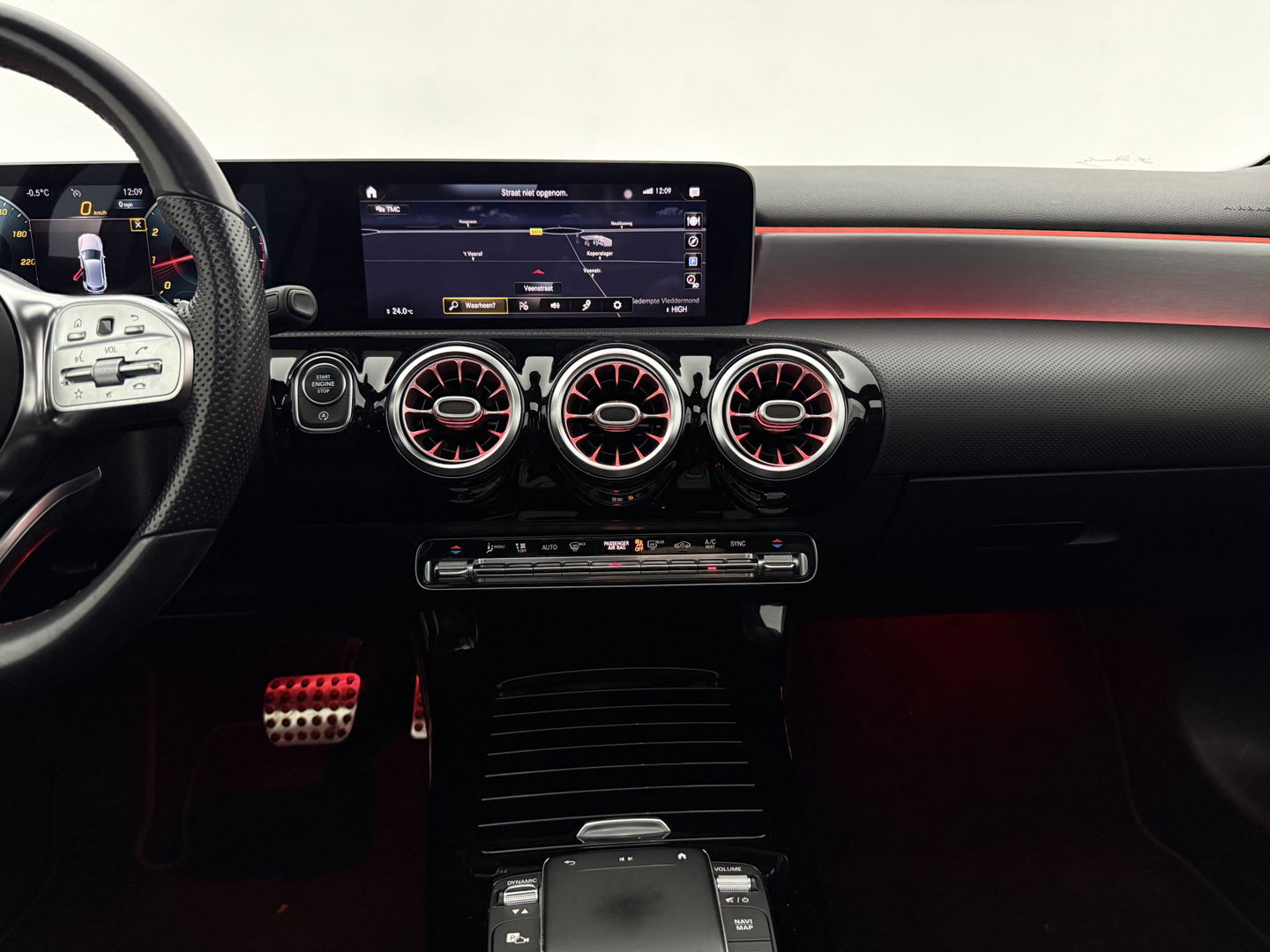 Mercedes-Benz A-Klasse 180 AMG | Pano | Sfeer | Virtual | Camera | Carplay | Cruise | Navi | NAP