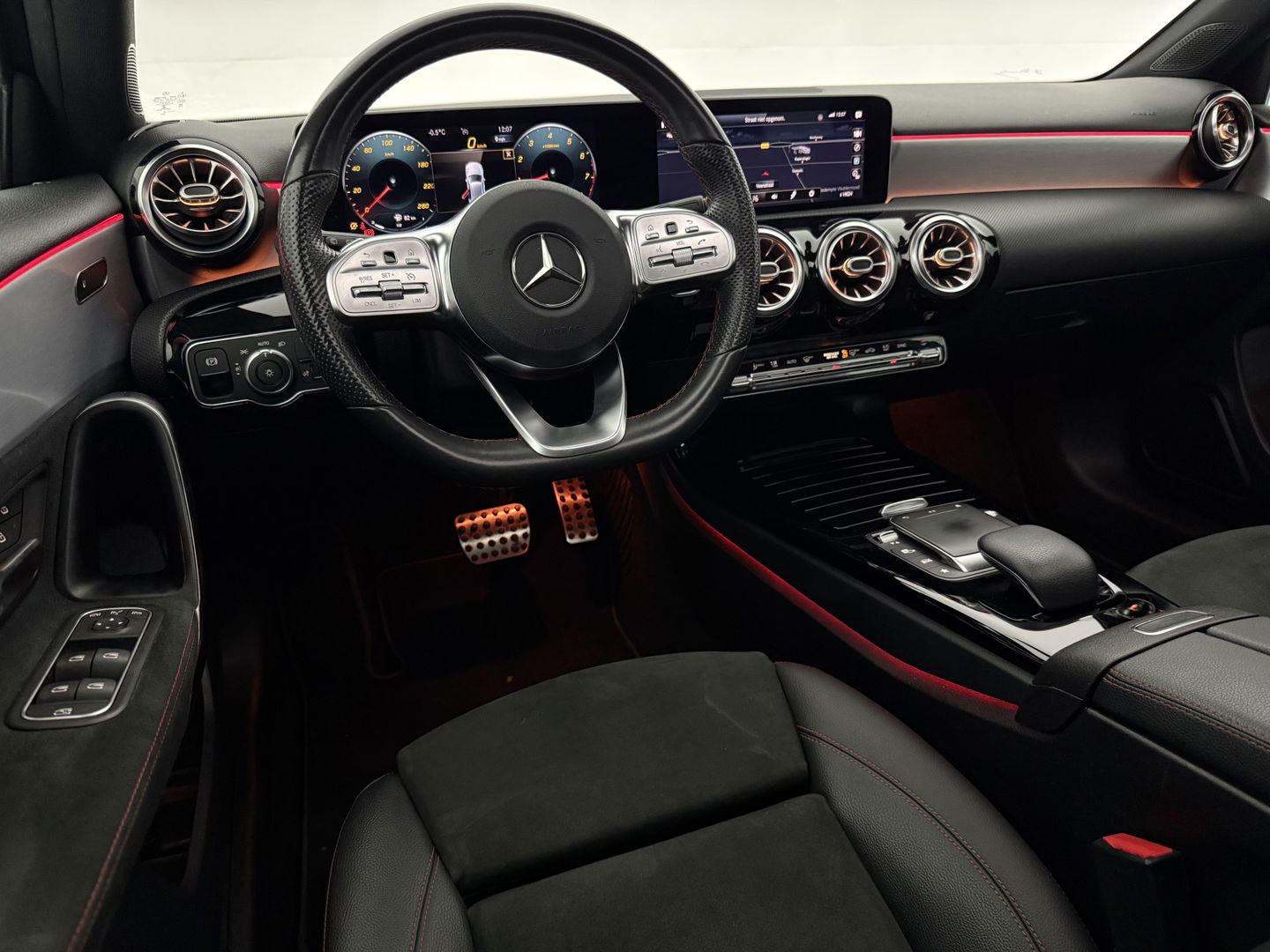 Mercedes-Benz A-Klasse 180 AMG | Pano | Sfeer | Virtual | Camera | Carplay | Cruise | Navi | NAP