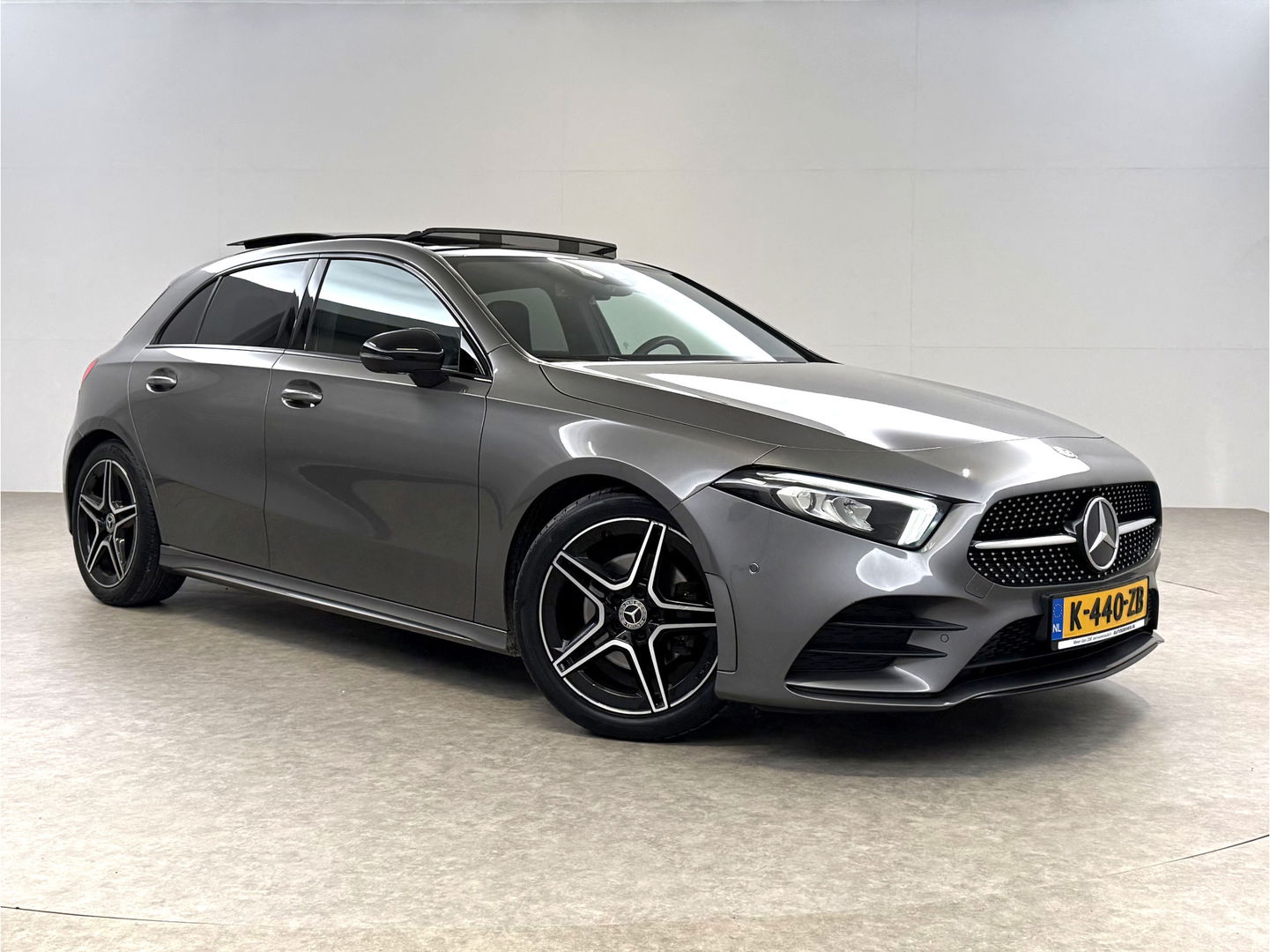 Mercedes-Benz A-Klasse 180 AMG | Pano | Sfeer | Virtual | Camera | Carplay | Cruise | Navi | NAP