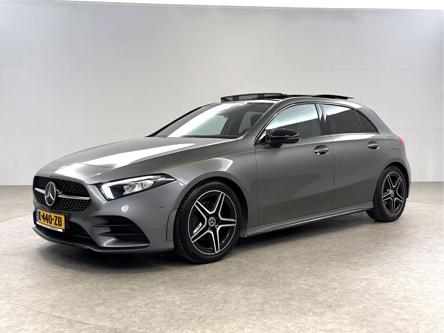 Mercedes-Benz A-Klasse 180 AMG | Pano | Sfeer | Virtual | Camera | Carplay | Cruise | Navi | NAP