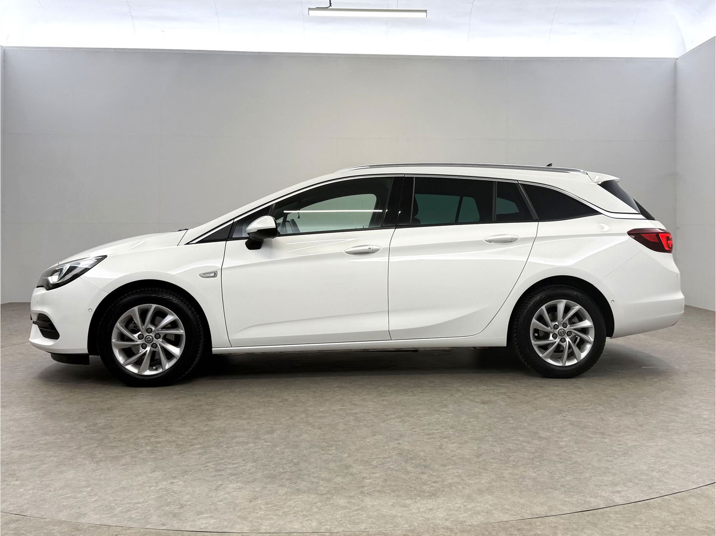 Opel Astra Sports Tourer 1.4 Elegance | Clima | Cruise | Camera | Carplay | Keyless | Navi | Parkeersens. | NAP