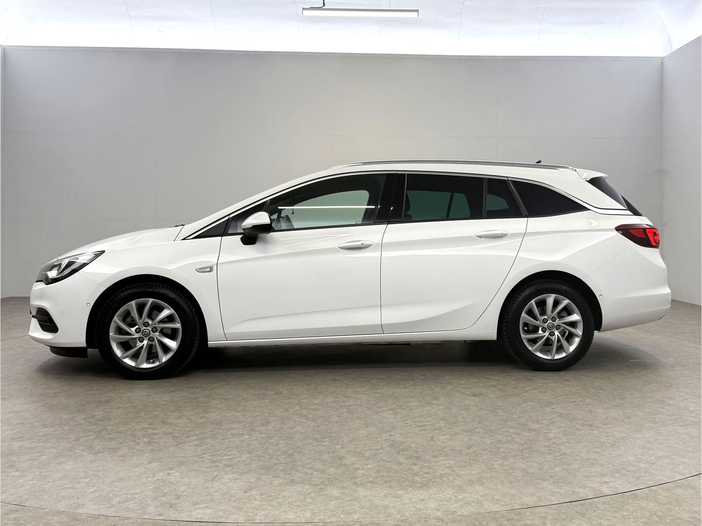 Opel Astra Sports Tourer 1.4 Elegance | Clima | Cruise | Camera | Carplay | Keyless | Navi | Parkeersens. | NAP