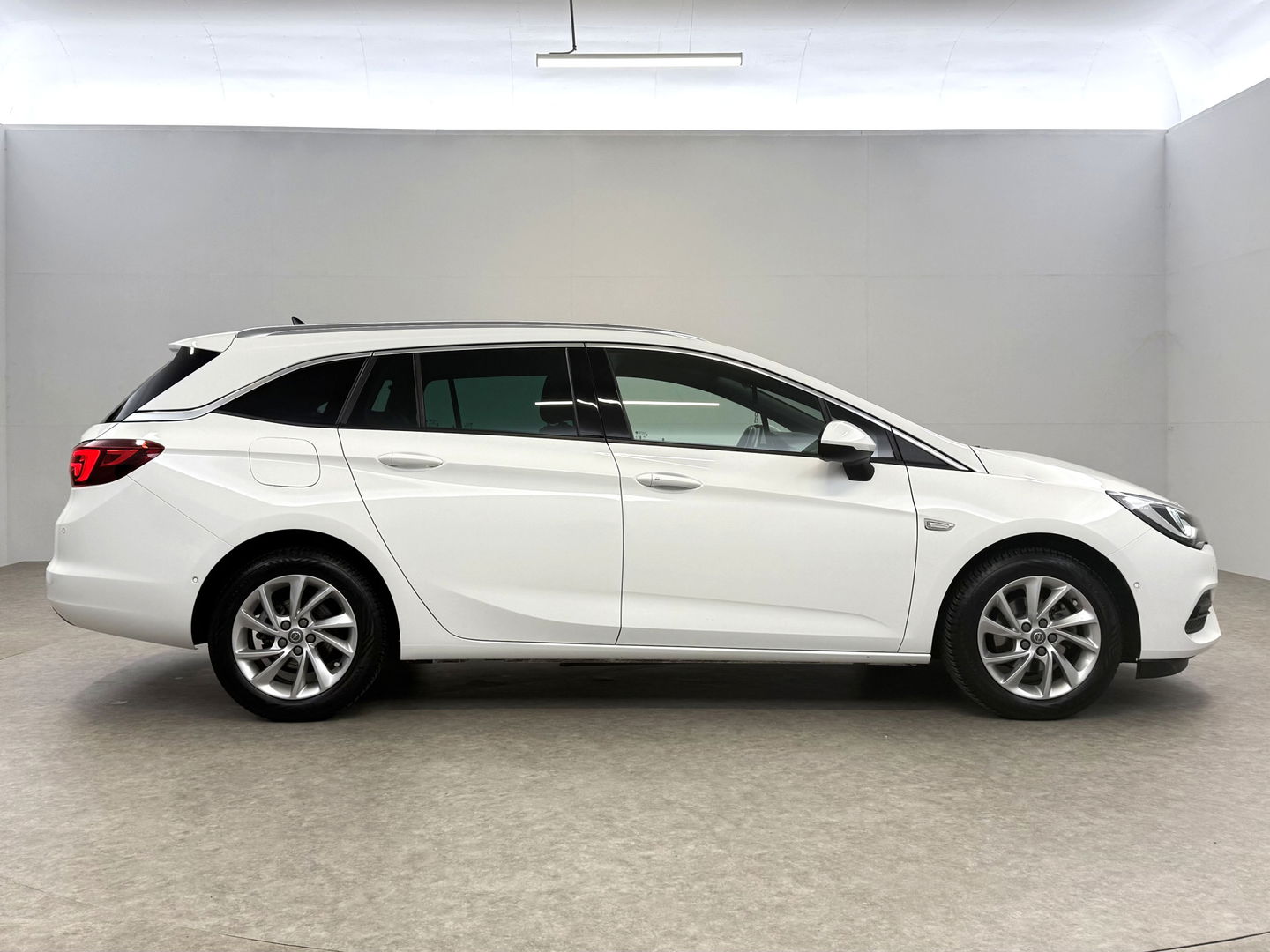 Opel Astra Sports Tourer 1.4 Elegance | Clima | Cruise | Camera | Carplay | Keyless | Navi | Parkeersens. | NAP
