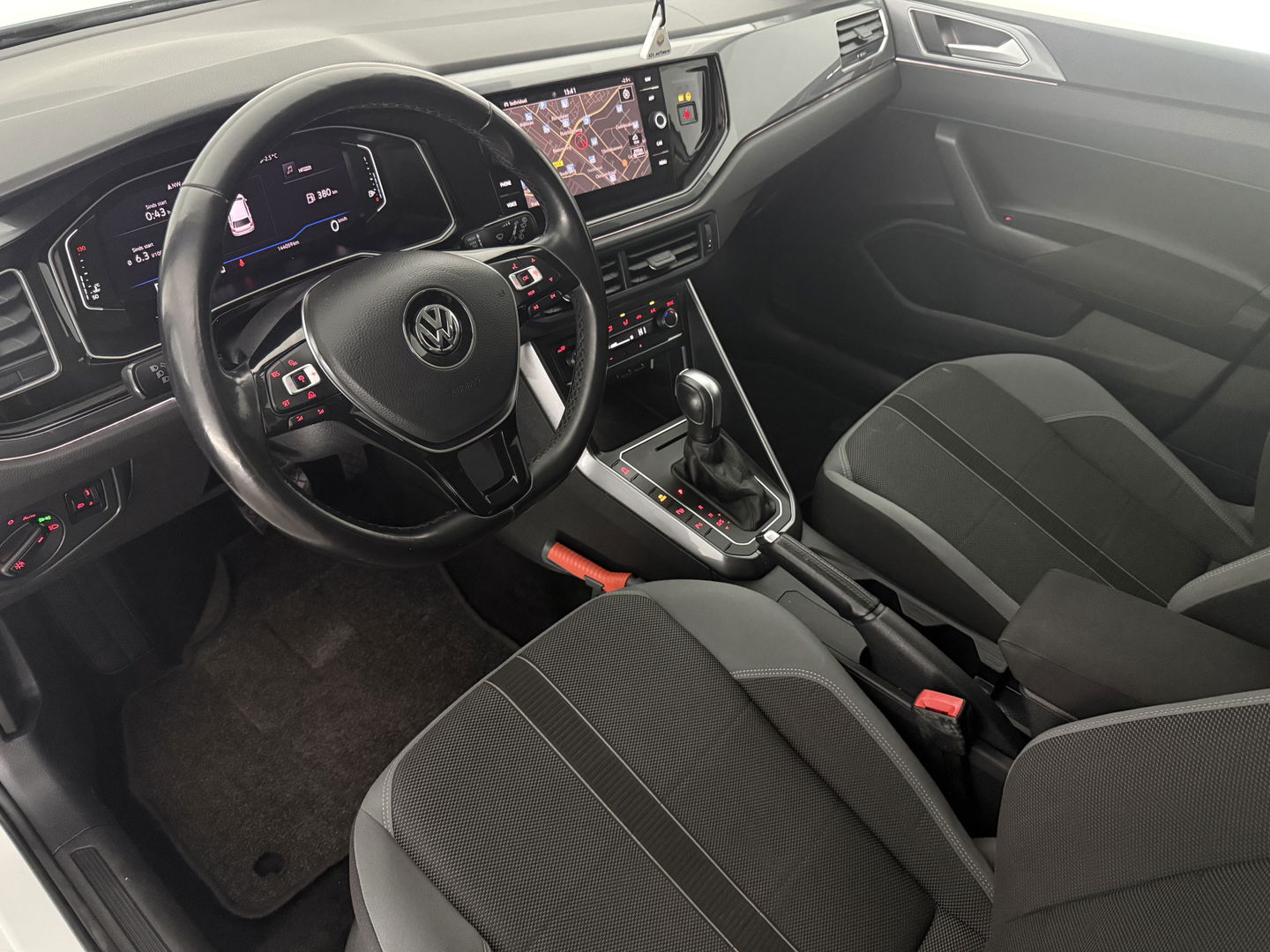 Volkswagen Polo 1.0 TSI R-Line | Beats | Virtual | Adap. Cruise | Carplay | Trekh. | Clima | Parkeersens. | NAP