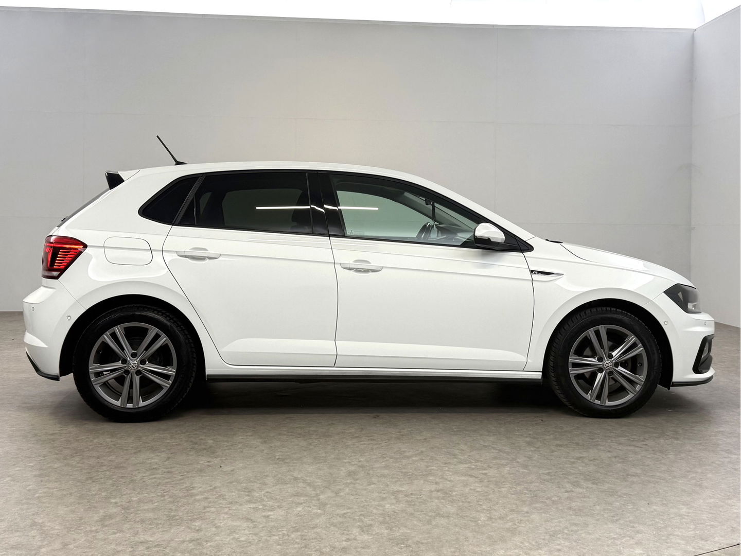 Volkswagen Polo 1.0 TSI R-Line | Beats | Virtual | Adap. Cruise | Carplay | Trekh. | Clima | Parkeersens. | NAP