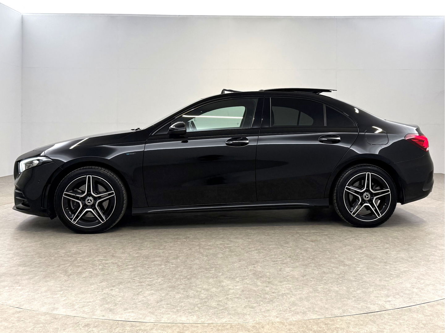 Mercedes-Benz A-Klasse 250 e AMG | SOH 96% | Pano | Burmester | Sfeer | Virtual | Memory | Camera | Keyless | Carplay