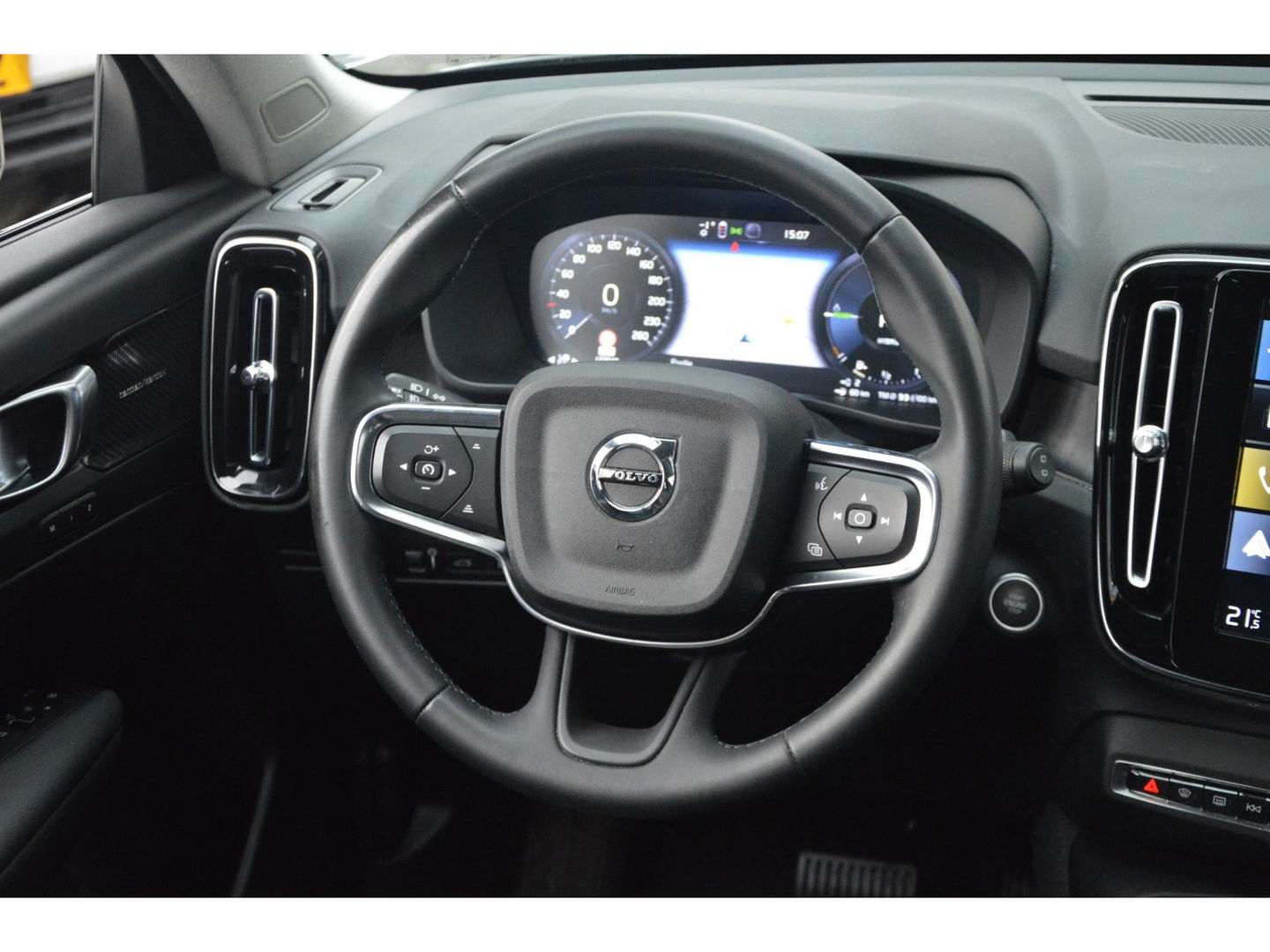 Volvo XC40 T4 Recharge Plus Dark | Stoel + Stuur verwarming | Trekhaak | Adapative Cruise | Harman/Kardon | BLIS |