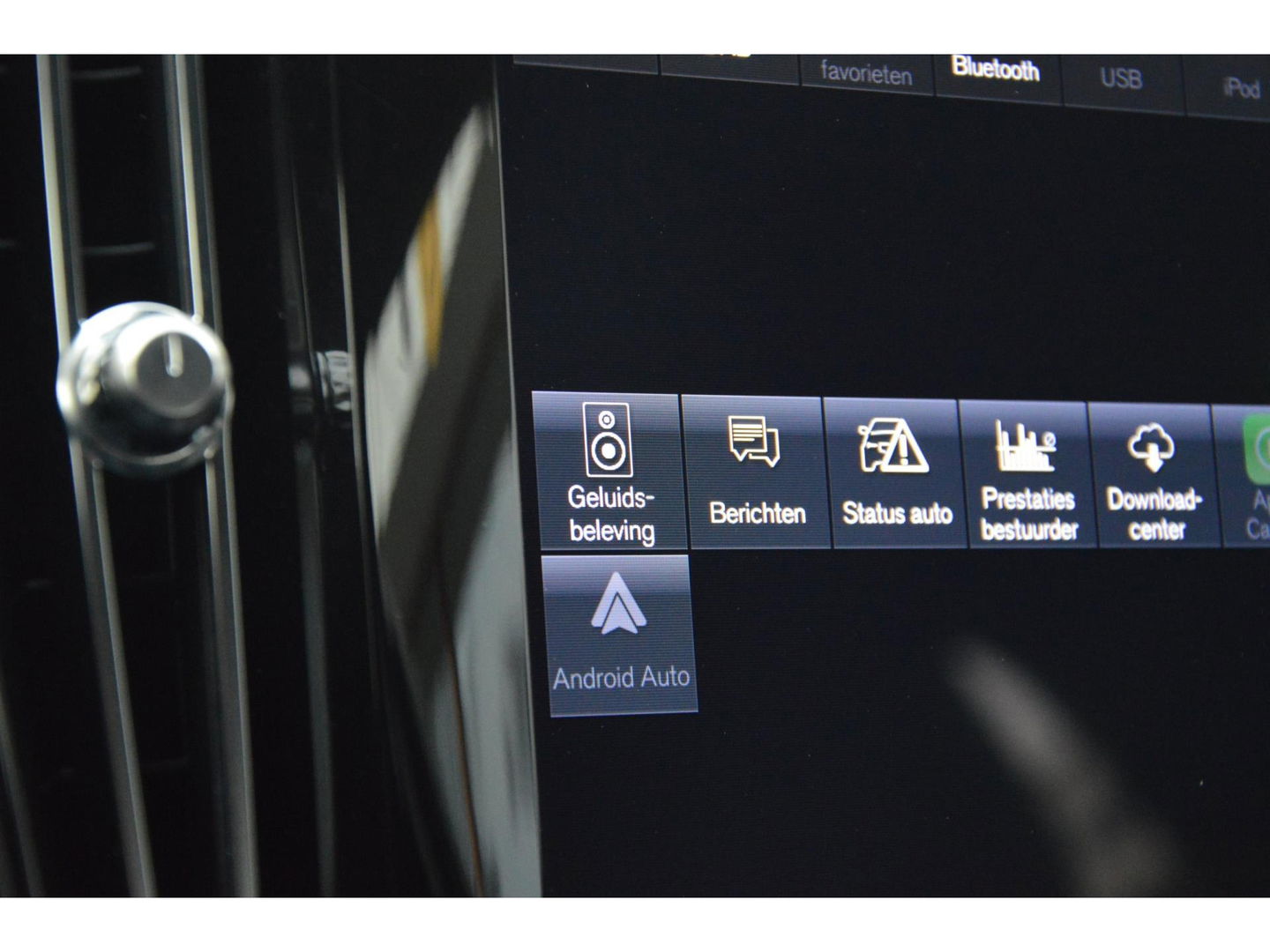 Volvo XC40 T4 Recharge Plus Dark | Stoel + Stuur verwarming | Trekhaak | Adapative Cruise | Harman/Kardon | BLIS |