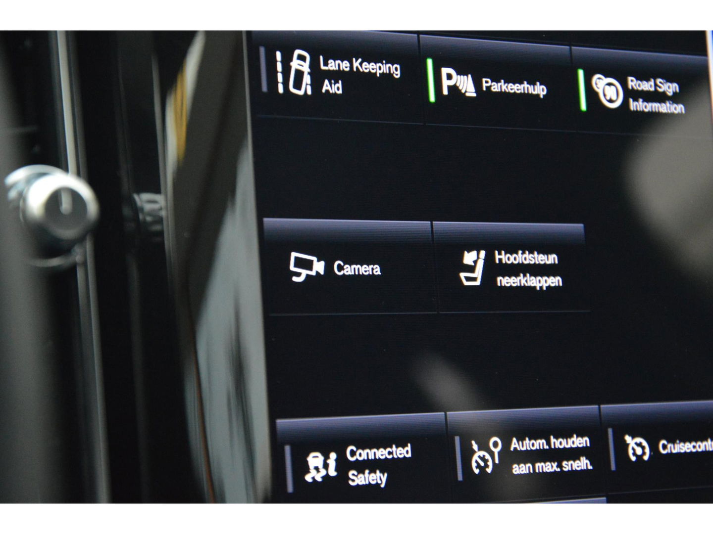 Volvo XC40 T4 Recharge Plus Dark | Stoel + Stuur verwarming | Trekhaak | Adapative Cruise | Harman/Kardon | BLIS |